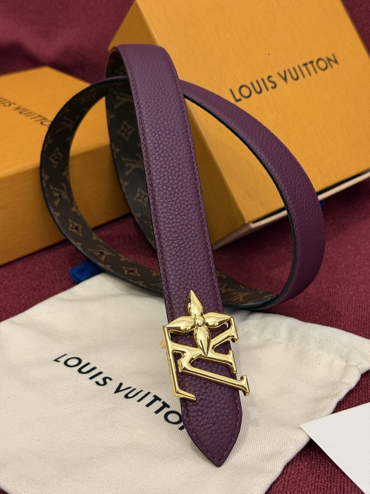 这款时尚且实用的 Pretty LV 腰带兼具美观与实用性，集两种精致风格于一身。其可翻转设计将品牌标志