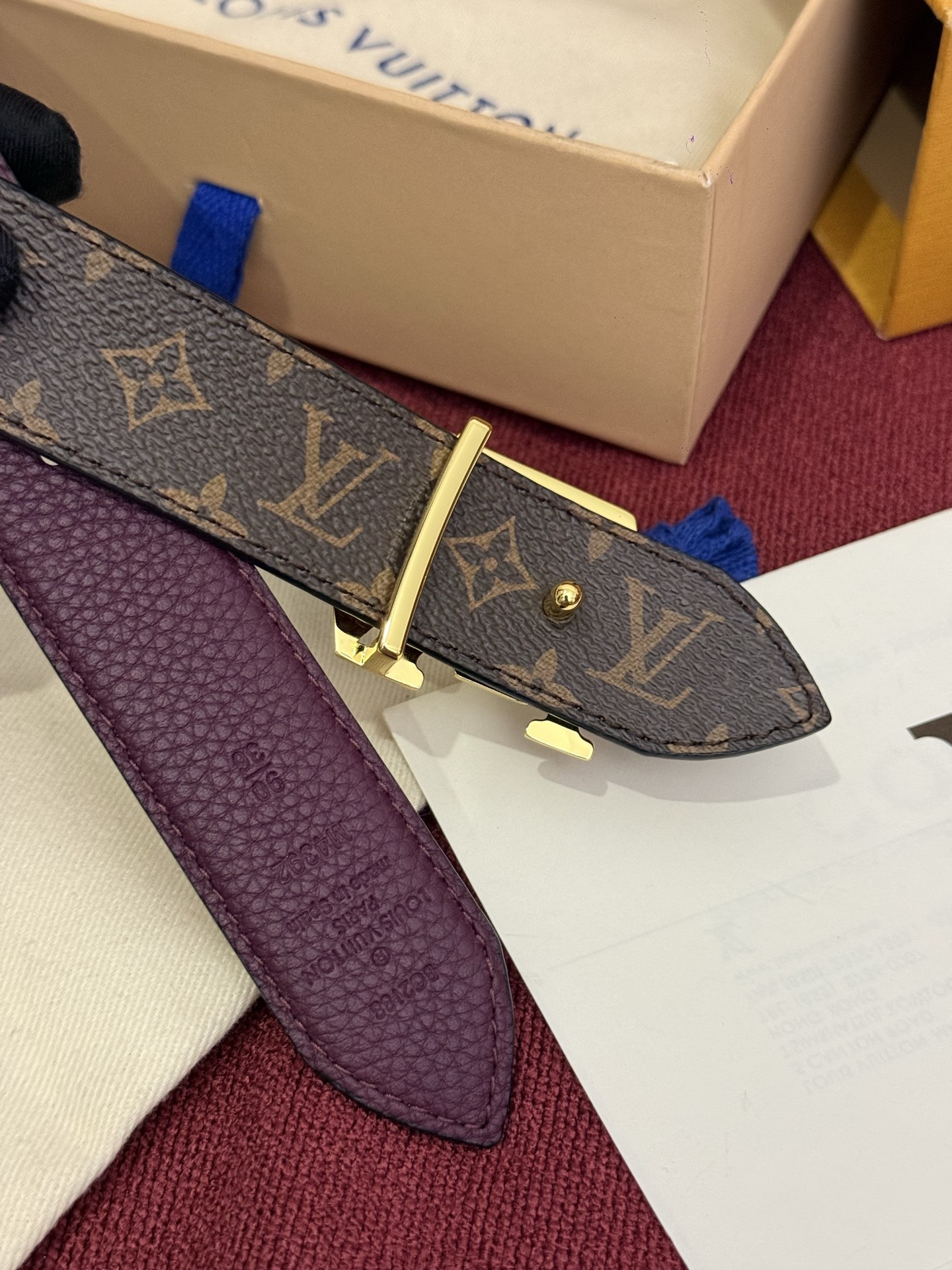 这款时尚且实用的 Pretty LV 腰带兼具美观与实用性，集两种精致风格于一身。其可翻转设计将品牌标志