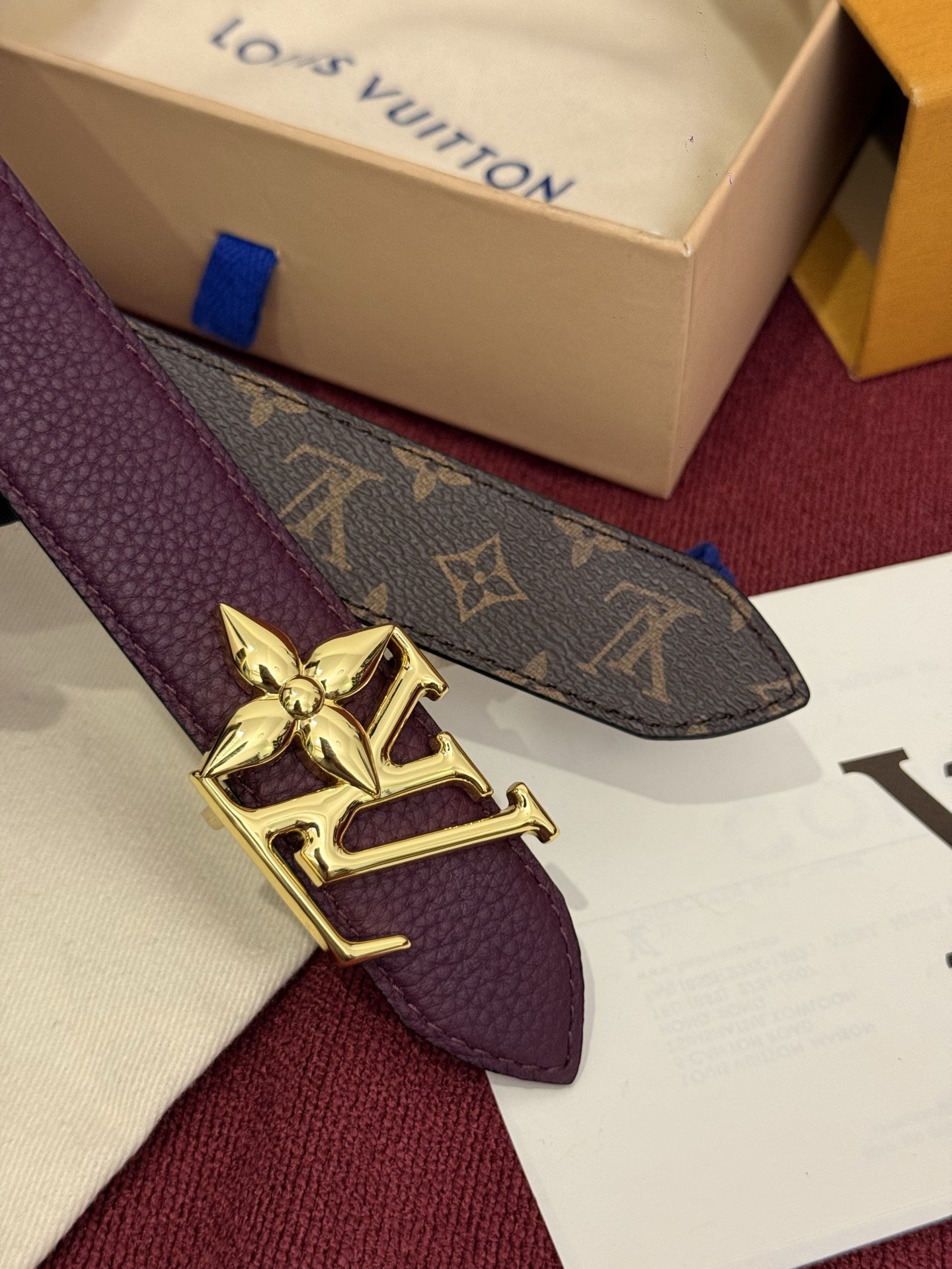 这款时尚且实用的 Pretty LV 腰带兼具美观与实用性，集两种精致风格于一身。其可翻转设计将品牌标志