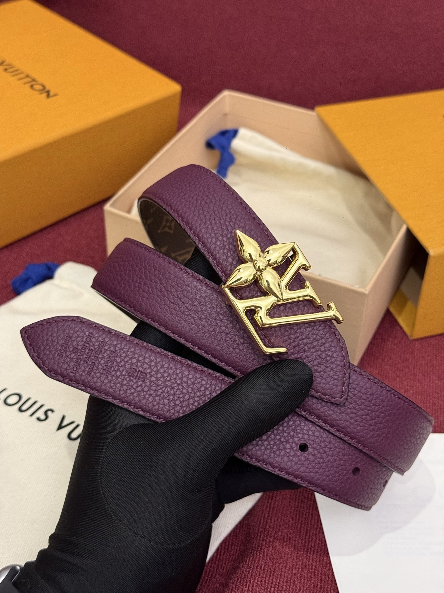 这款时尚且实用的 Pretty LV 腰带兼具美观与实用性，集两种精致风格于一身。其可翻转设计将品牌标志