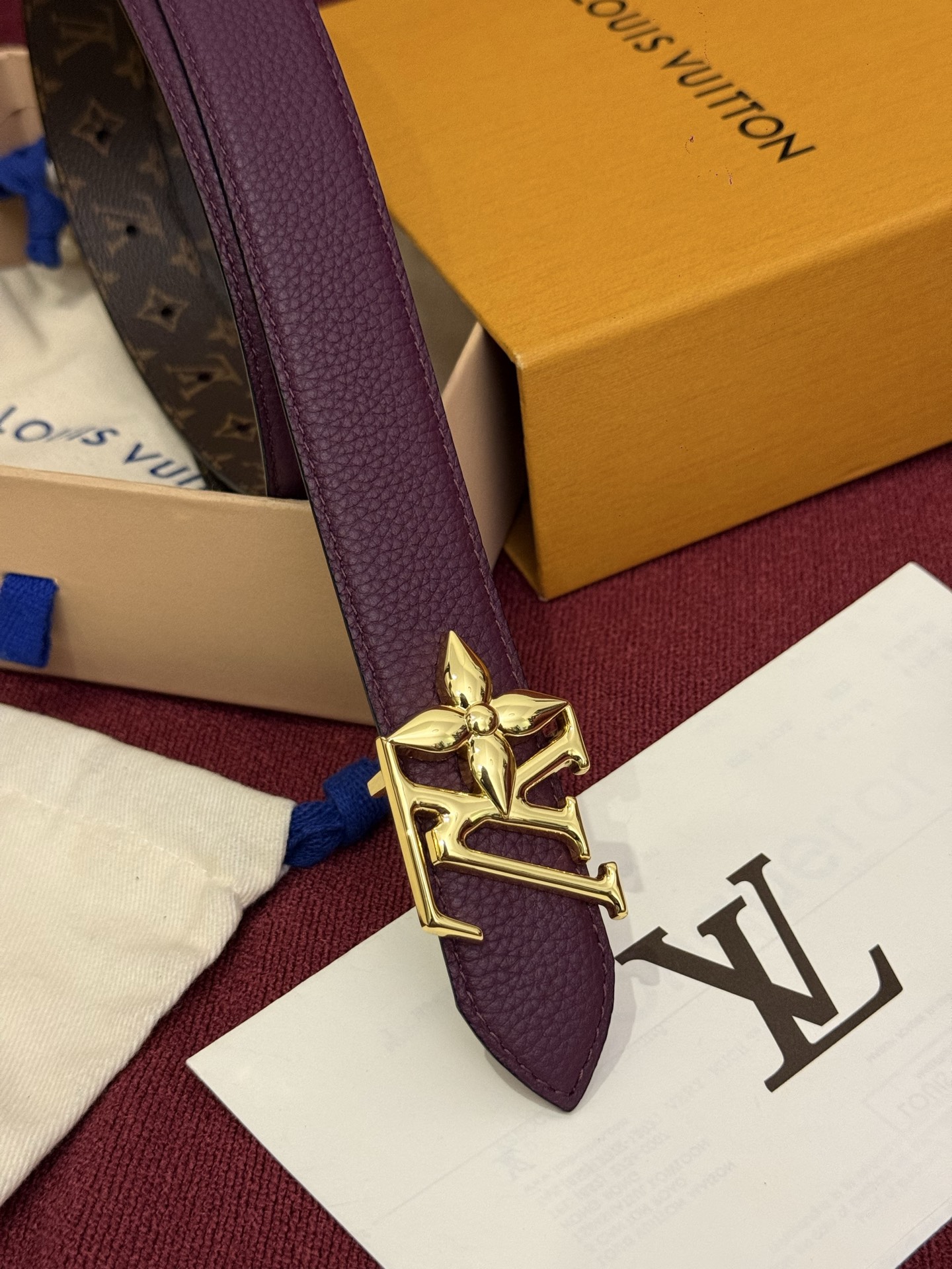 这款时尚且实用的 Pretty LV 腰带兼具美观与实用性，集两种精致风格于一身。其可翻转设计将品牌标志