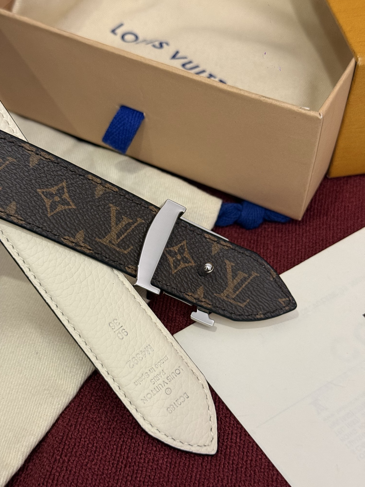 这款时尚且实用的 Pretty LV 腰带兼具美观与实用性，集两种精致风格于一身。其可翻转设计将品牌标志