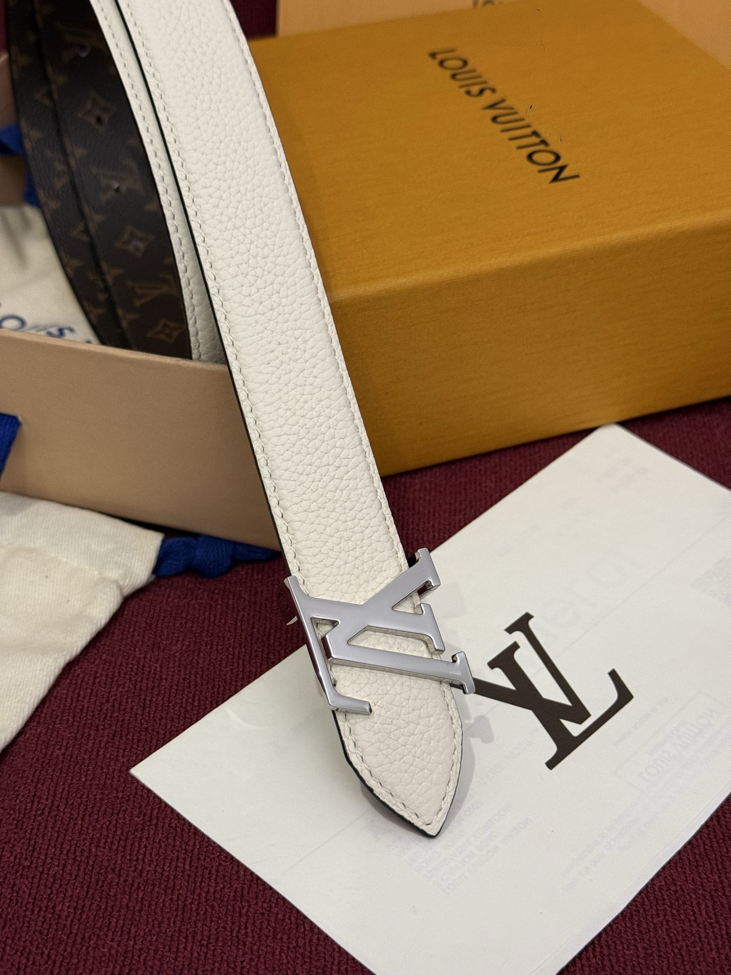 这款时尚且实用的 Pretty LV 腰带兼具美观与实用性，集两种精致风格于一身。其可翻转设计将品牌标志