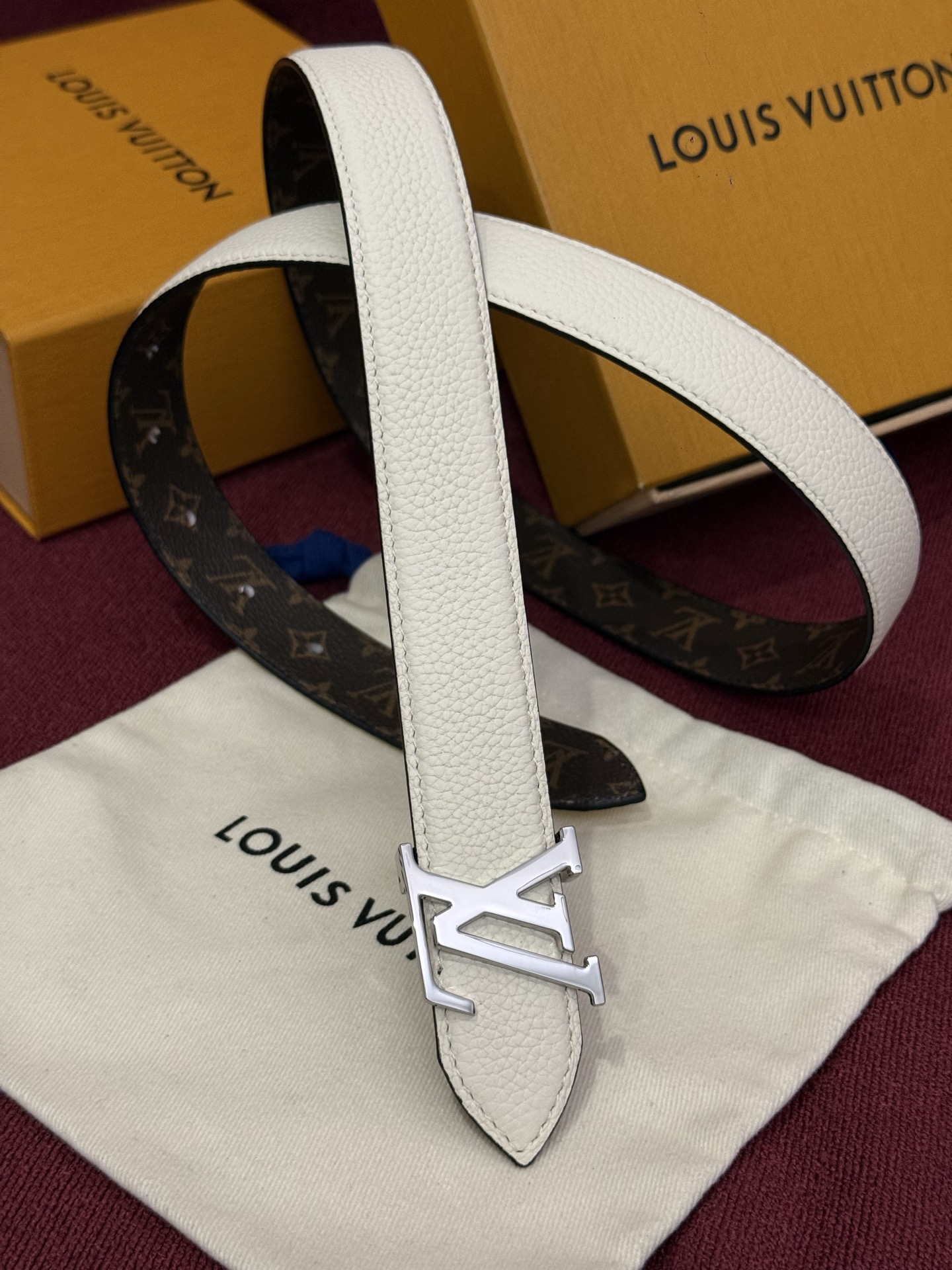 这款时尚且实用的 Pretty LV 腰带兼具美观与实用性，集两种精致风格于一身。其可翻转设计将品牌标志