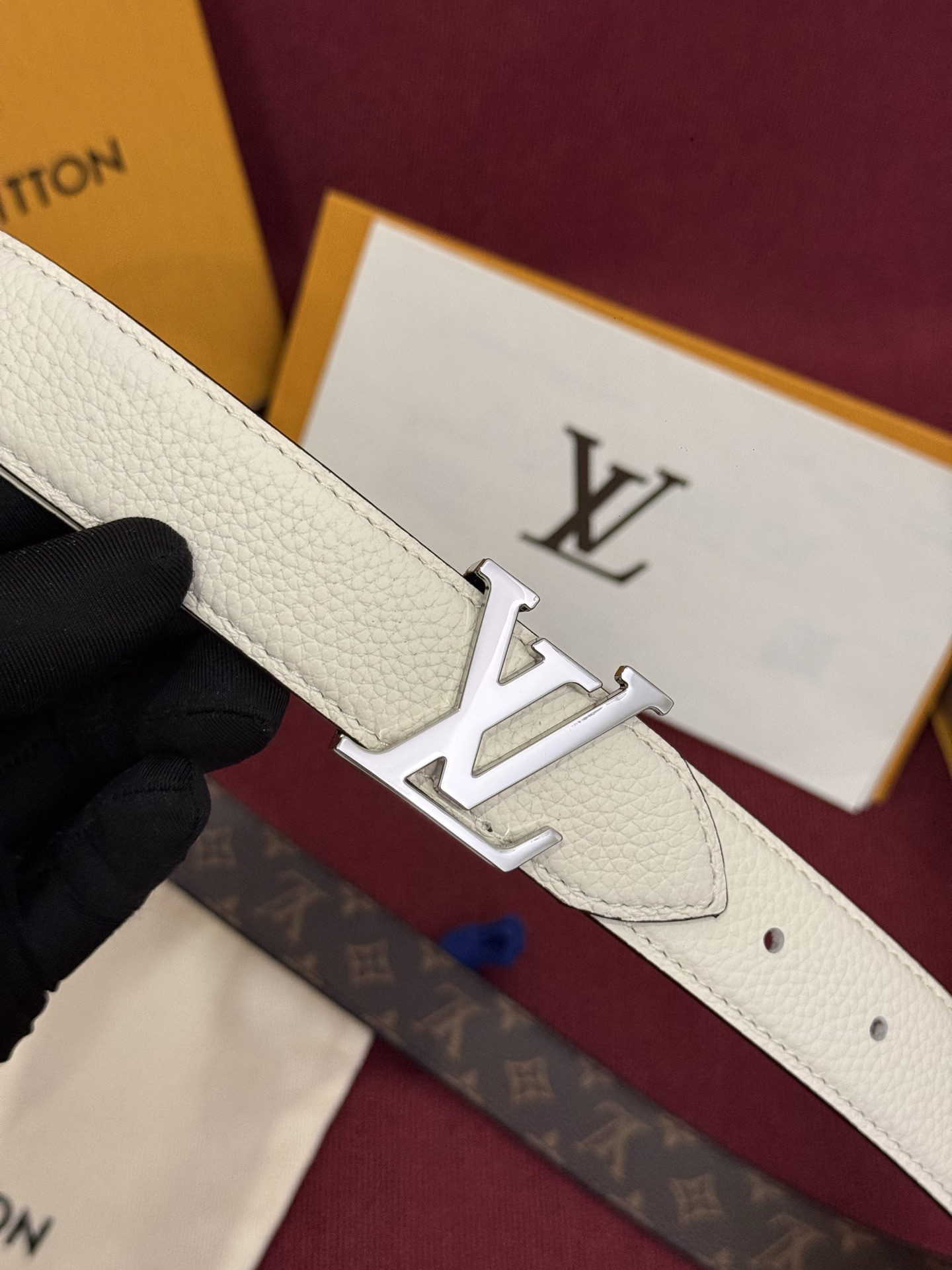 这款时尚且实用的 Pretty LV 腰带兼具美观与实用性，集两种精致风格于一身。其可翻转设计将品牌标志