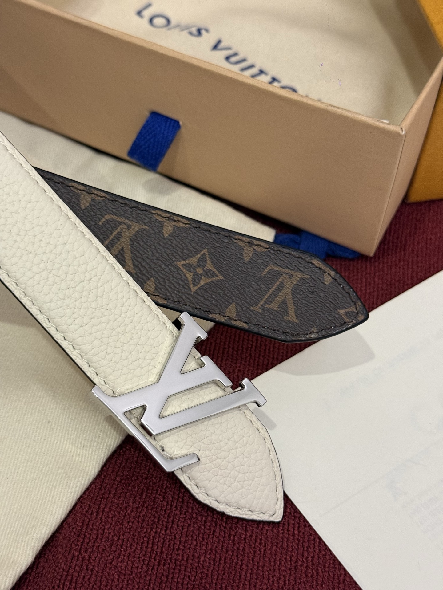 这款时尚且实用的 Pretty LV 腰带兼具美观与实用性，集两种精致风格于一身。其可翻转设计将品牌标志