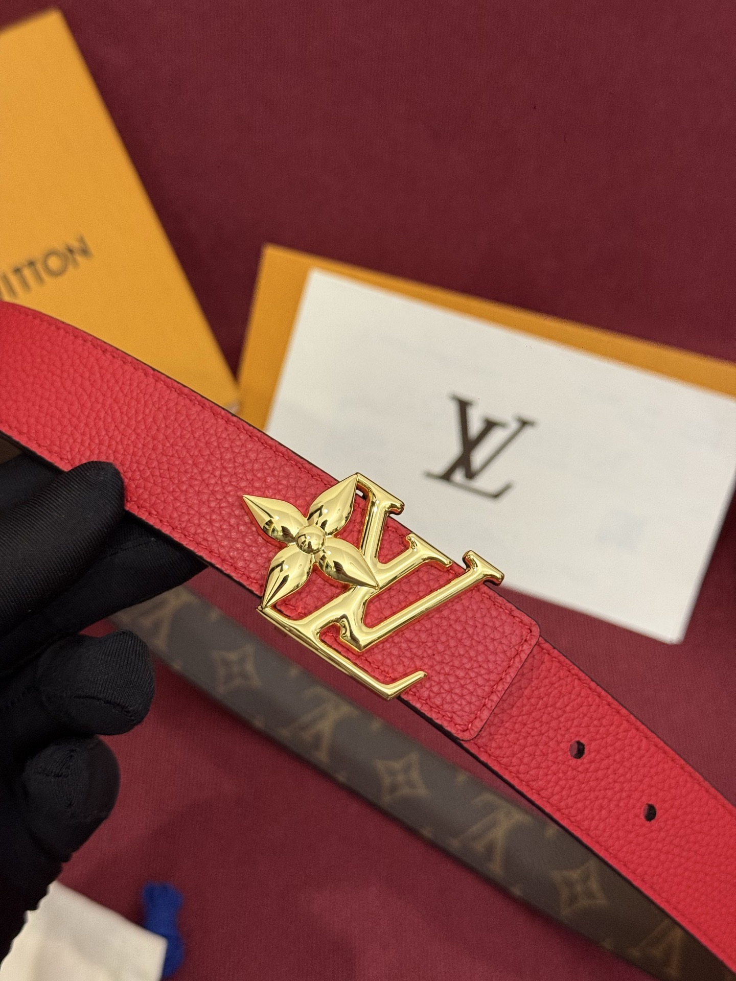这款时尚且实用的 Pretty LV 腰带兼具美观与实用性，集两种精致风格于一身。其可翻转设计将品牌标志
