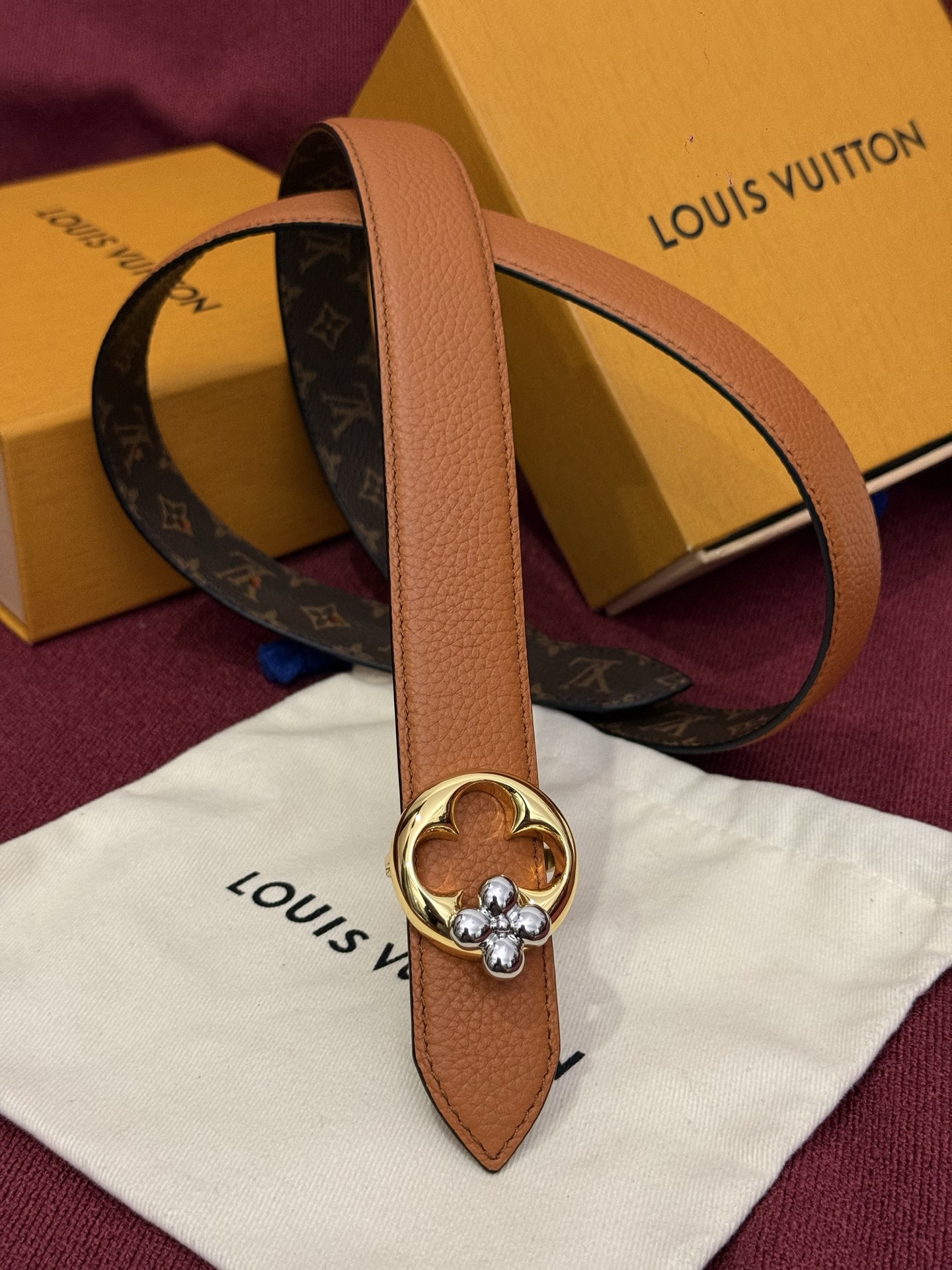这款时尚且实用的 Pretty LV 腰带兼具美观与实用性，集两种精致风格于一身。其可翻转设计将品牌标志