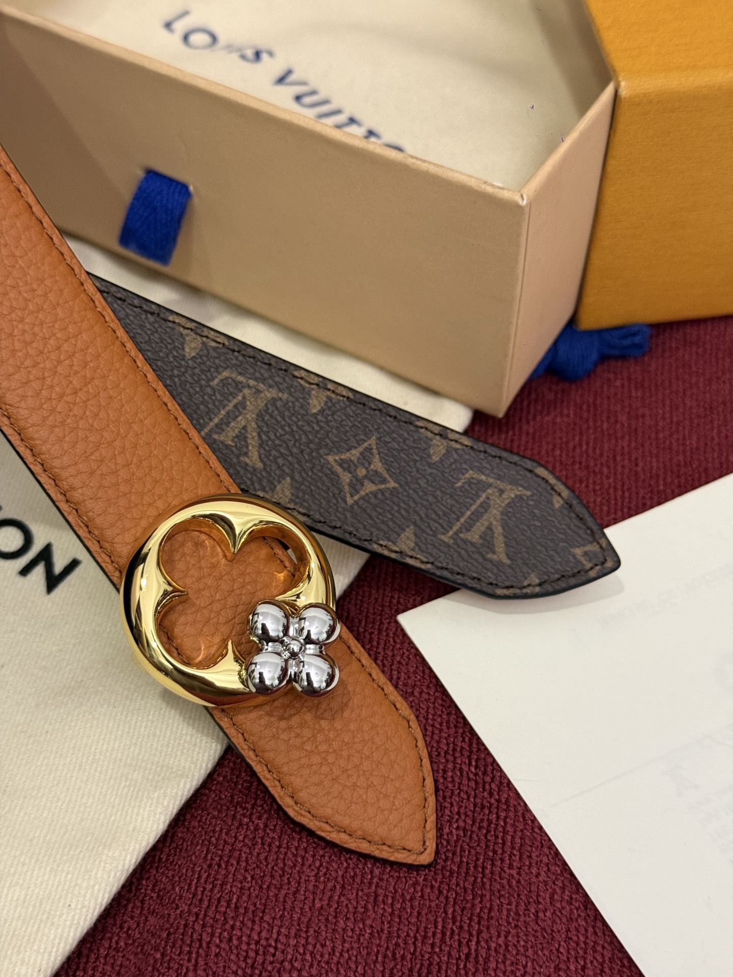 这款时尚且实用的 Pretty LV 腰带兼具美观与实用性，集两种精致风格于一身。其可翻转设计将品牌标志