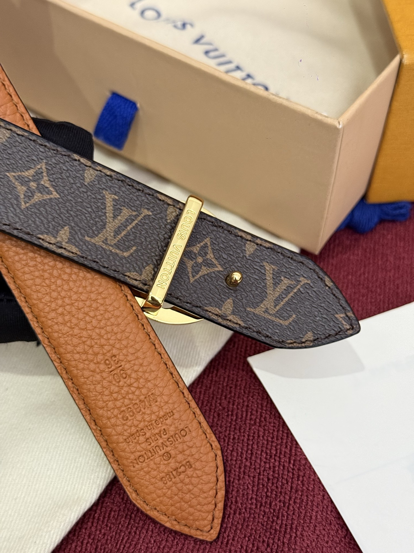这款时尚且实用的 Pretty LV 腰带兼具美观与实用性，集两种精致风格于一身。其可翻转设计将品牌标志