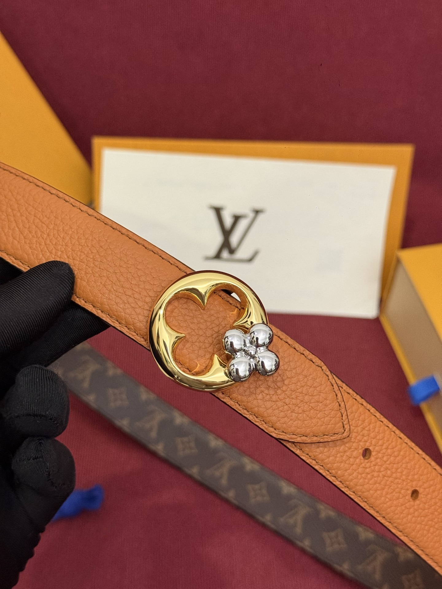 这款时尚且实用的 Pretty LV 腰带兼具美观与实用性，集两种精致风格于一身。其可翻转设计将品牌标志