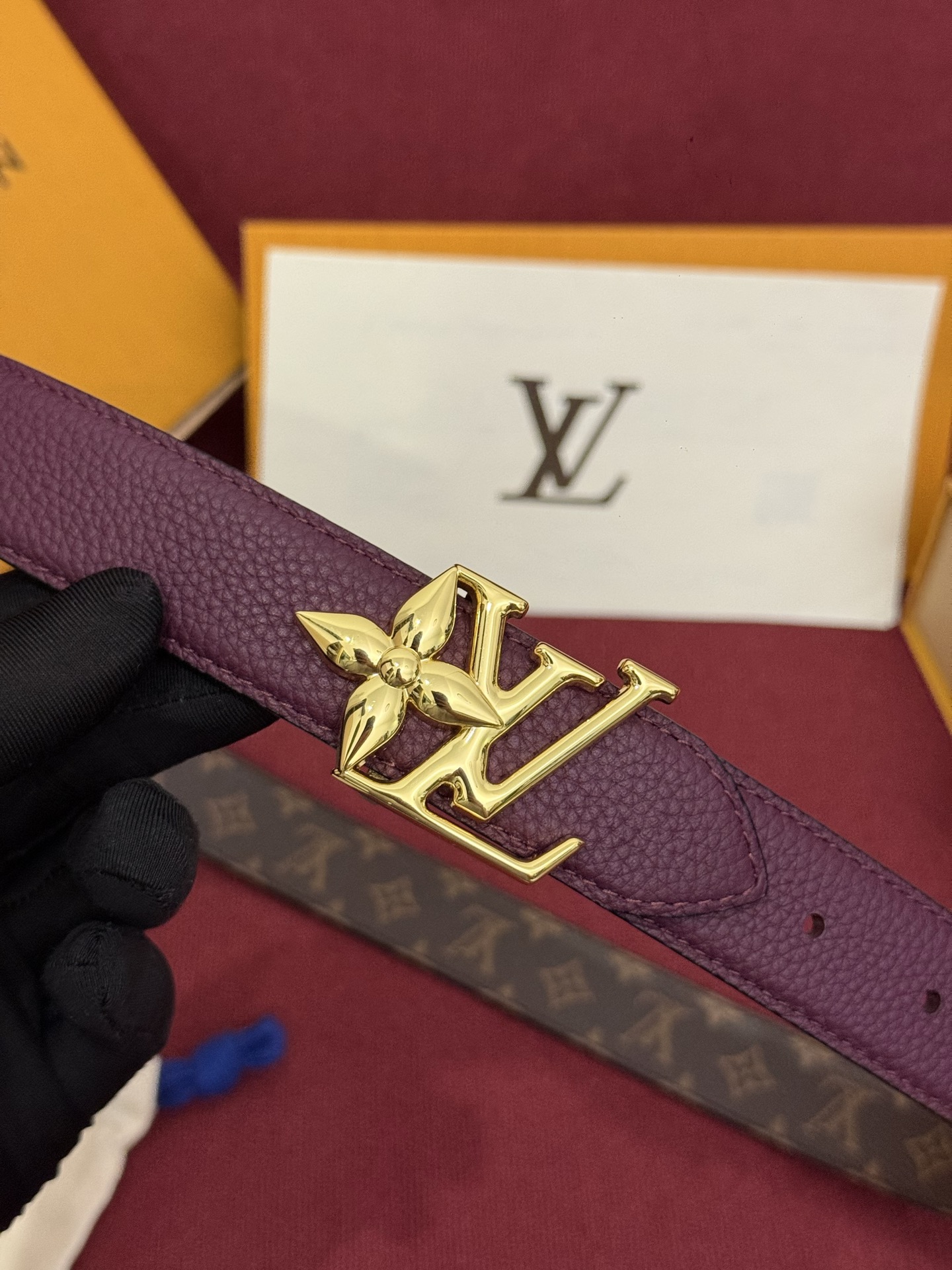 这款时尚且实用的 Pretty LV 腰带兼具美观与实用性，集两种精致风格于一身。其可翻转设计将品牌标志