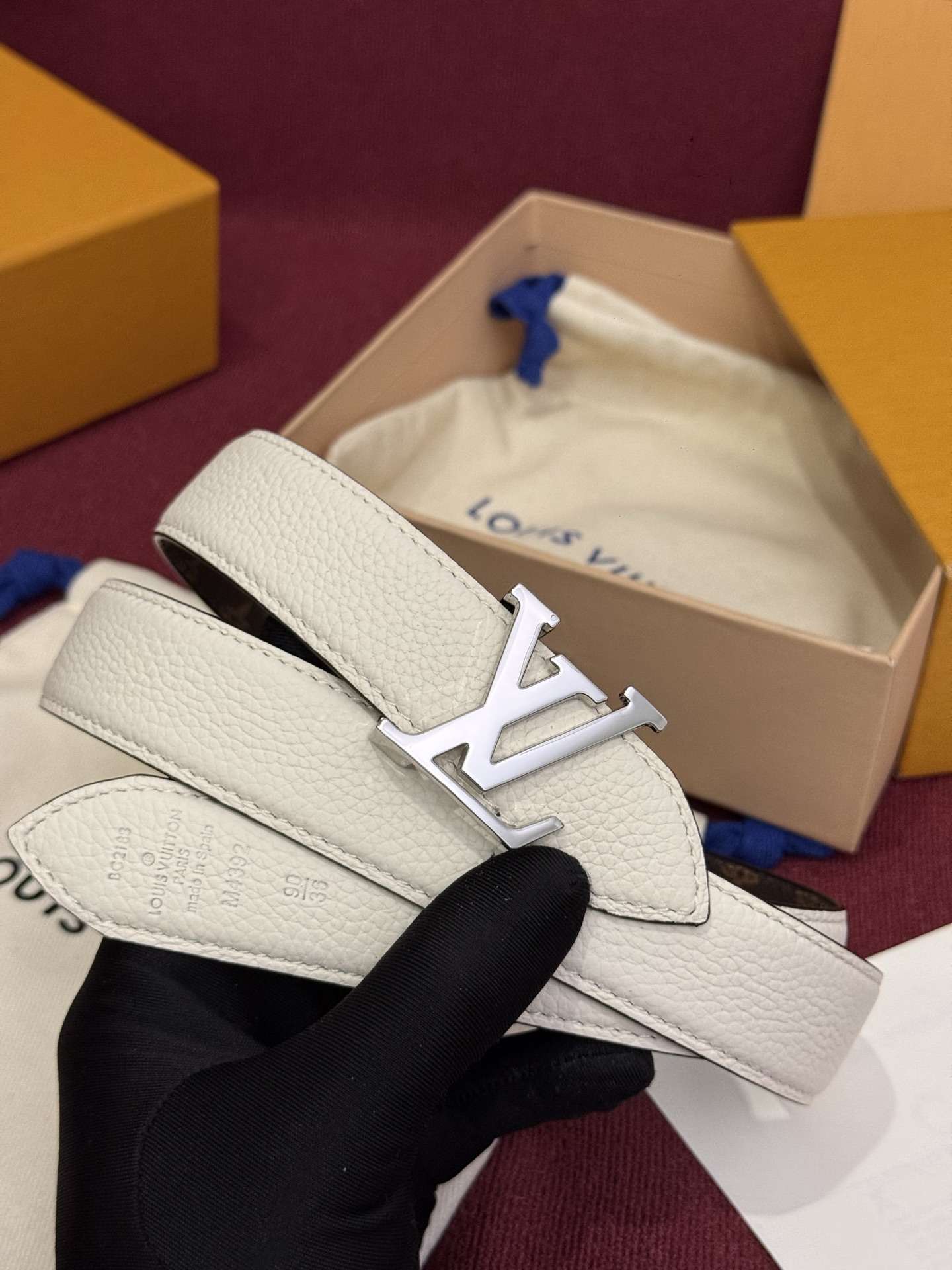 这款时尚且实用的 Pretty LV 腰带兼具美观与实用性，集两种精致风格于一身。其可翻转设计将品牌标志