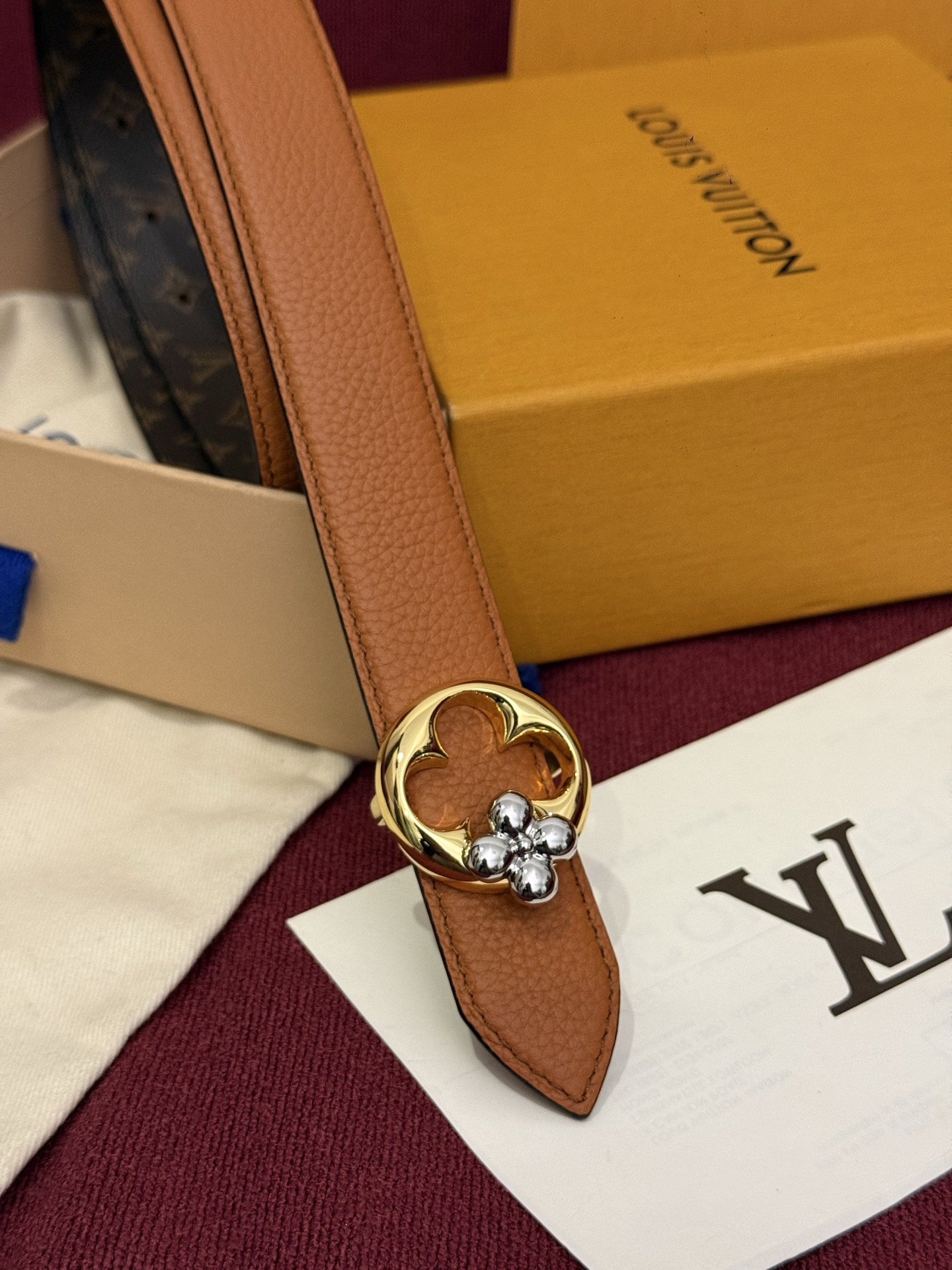 这款时尚且实用的 Pretty LV 腰带兼具美观与实用性，集两种精致风格于一身。其可翻转设计将品牌标志