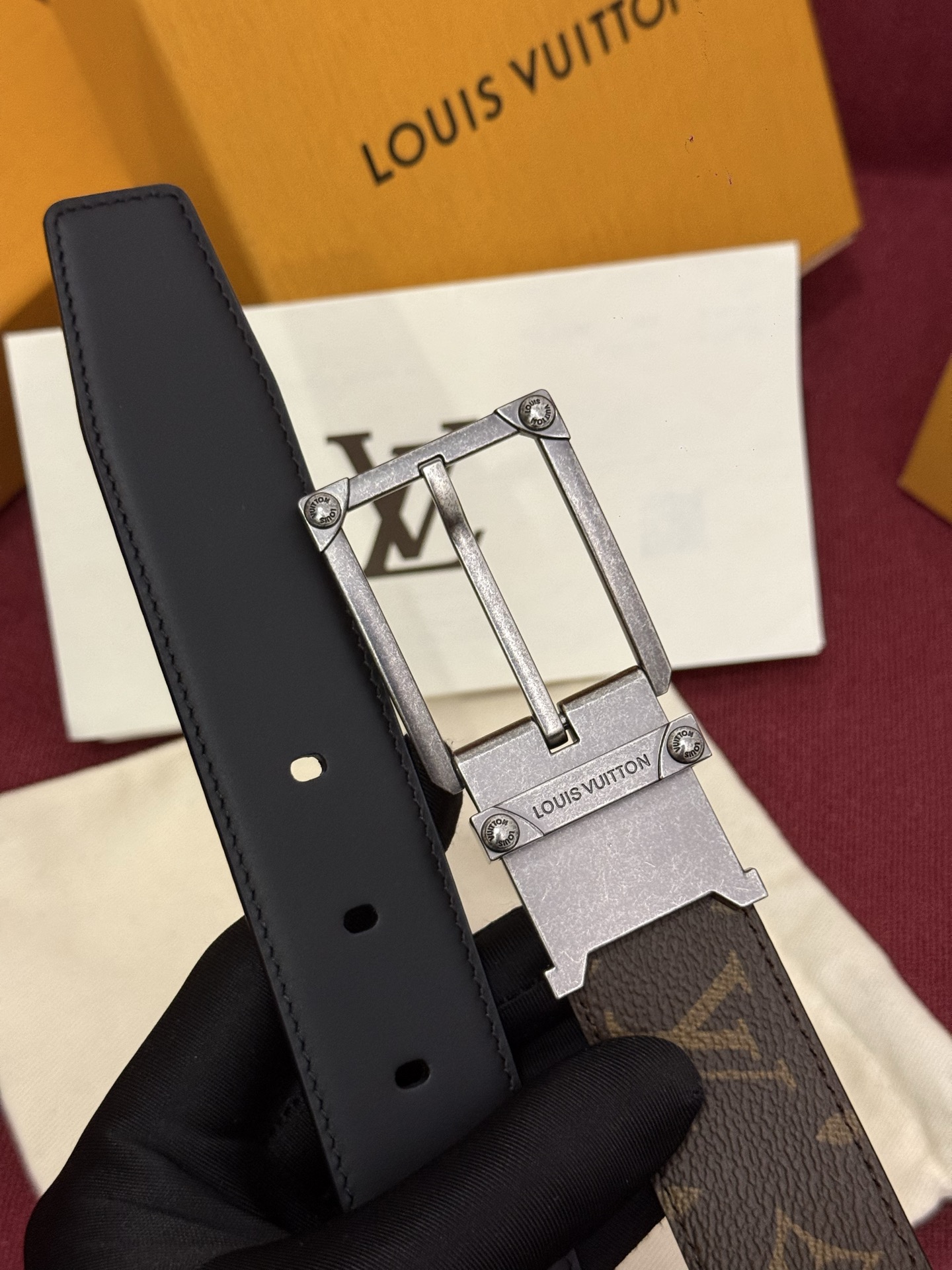 Corner Pin 35mm可翻转皮带是对该品牌箱包制作传统的一份庄重致敬。皮带上的 Monogram
