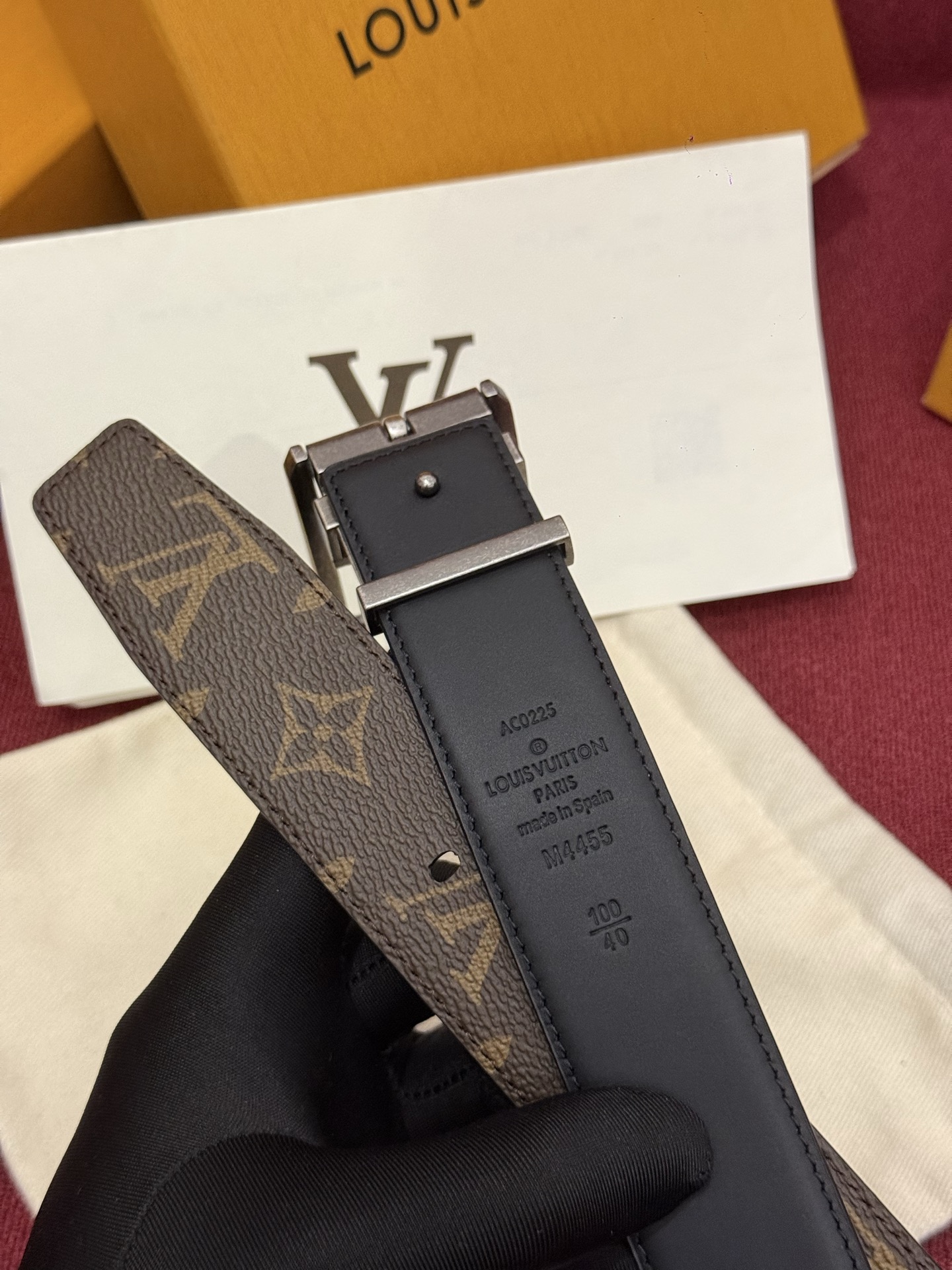 Corner Pin 35mm可翻转皮带是对该品牌箱包制作传统的一份庄重致敬。皮带上的 Monogram