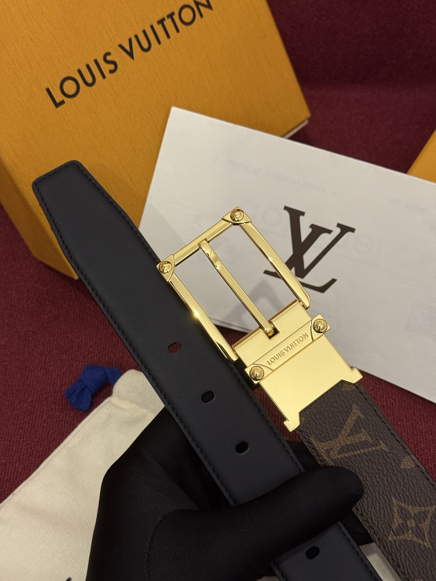 Corner Pin 35mm可翻转皮带是对该品牌箱包制作传统的一份庄重致敬。皮带上的 Monogram