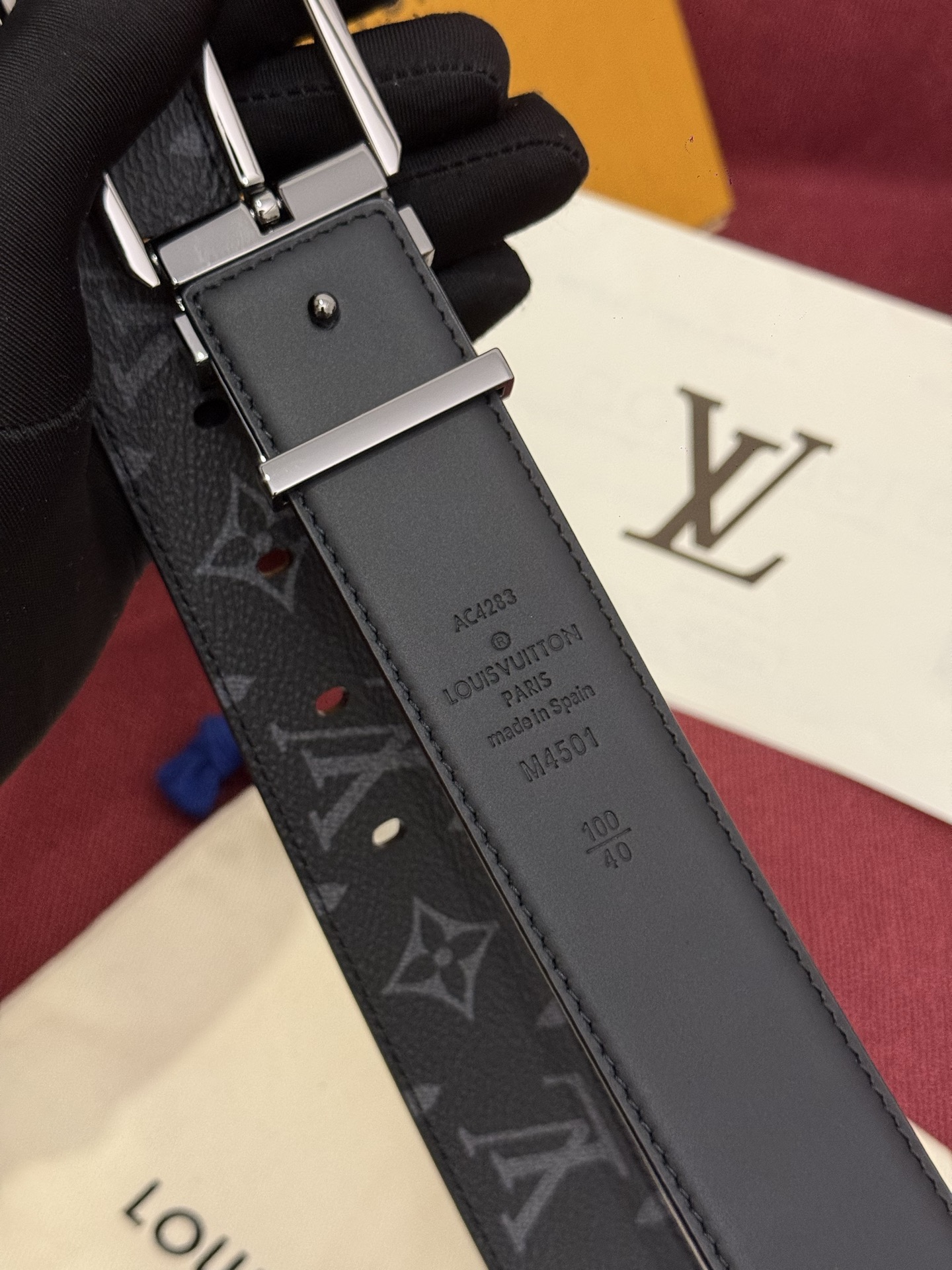Corner Pin 35mm可翻转皮带是对该品牌箱包制作传统的一份庄重致敬。皮带上的 Monogram