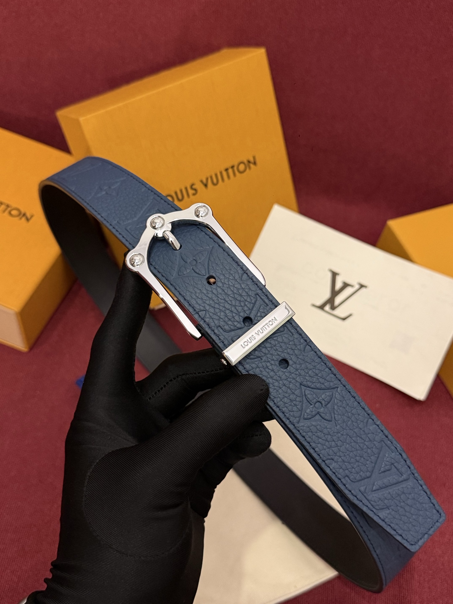 The Frog 3.5mm Reversible Belt in Crocodile是一款优雅且富有感