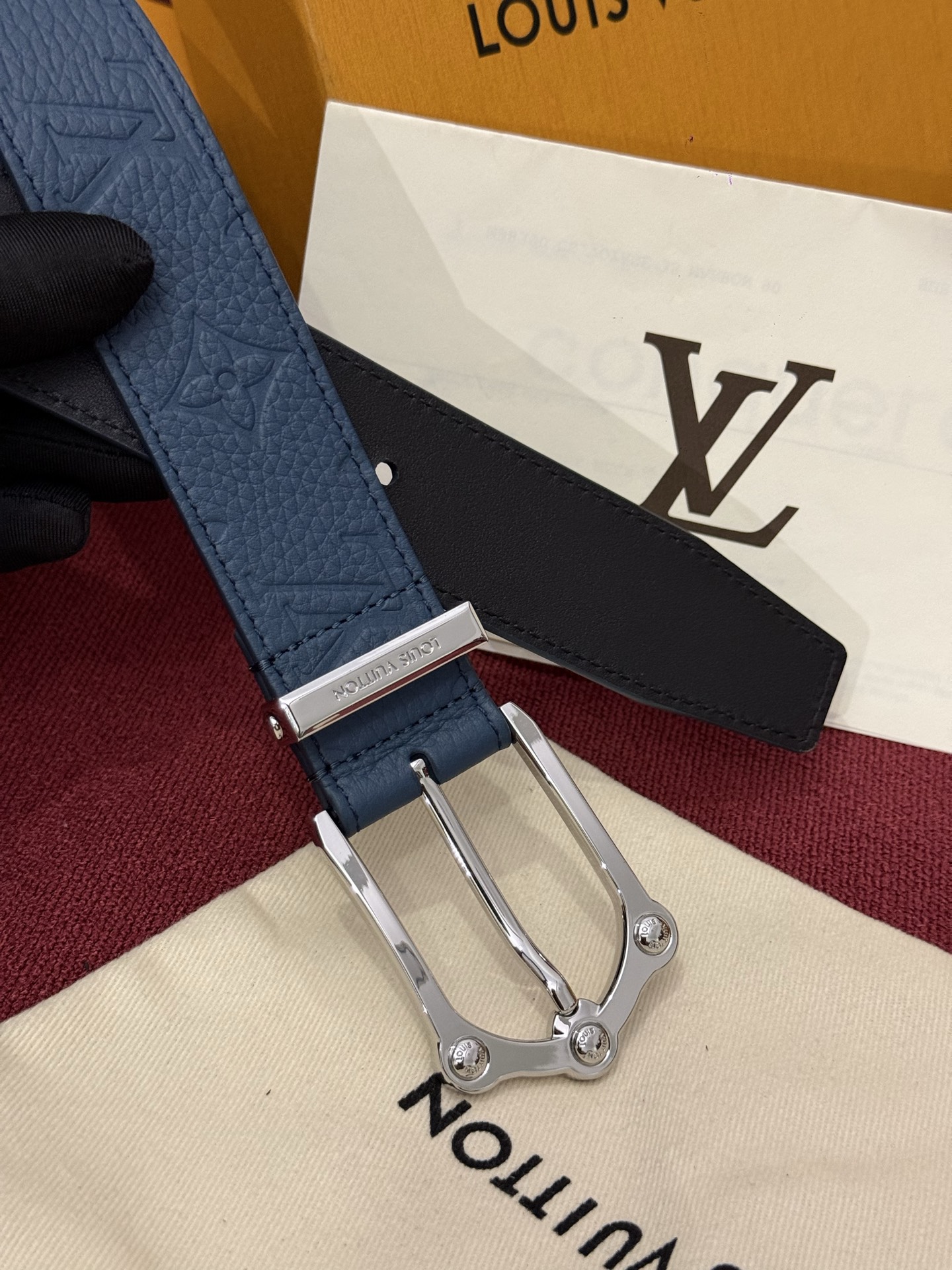 The Frog 3.5mm Reversible Belt in Crocodile是一款优雅且富有感