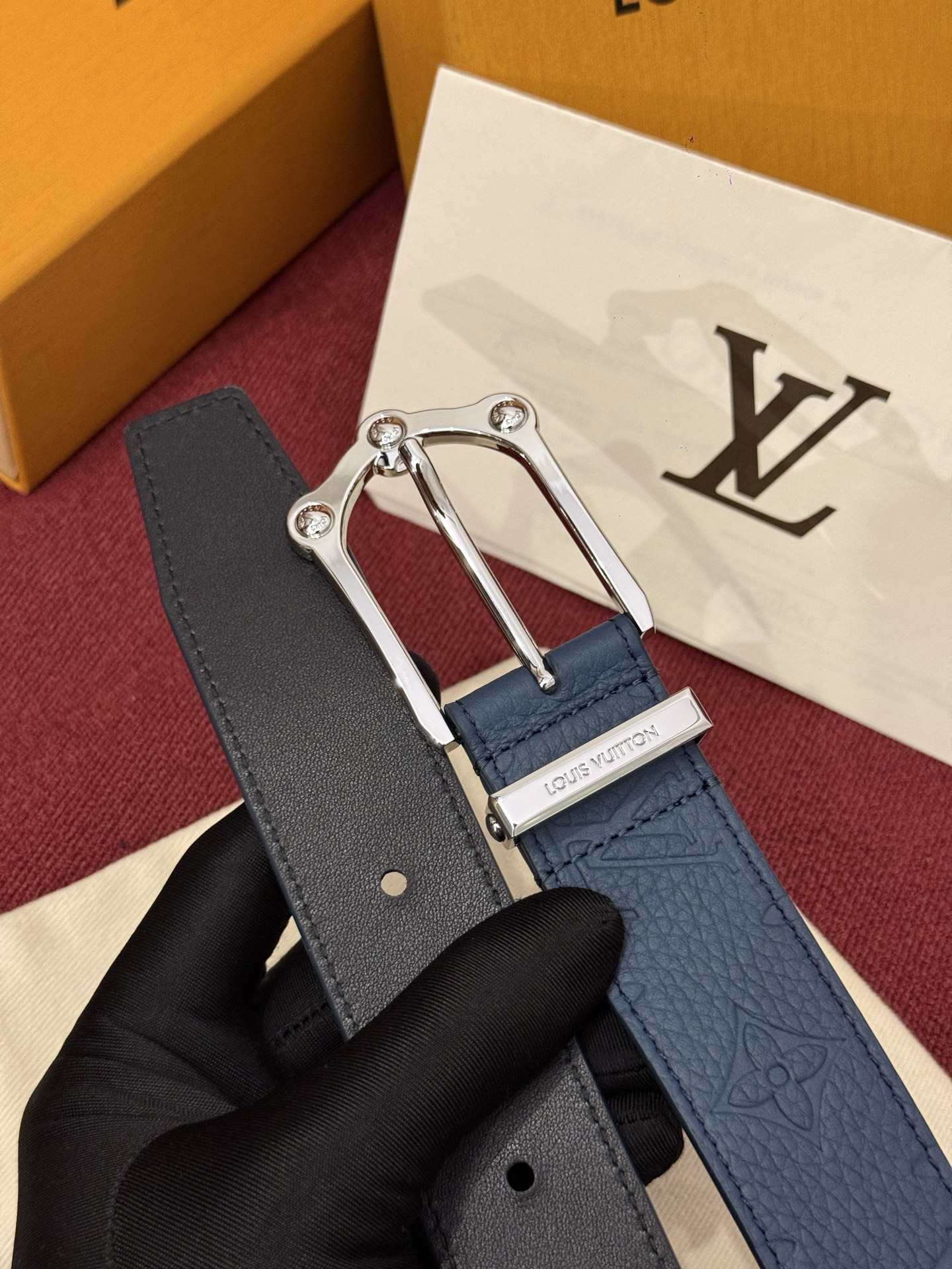 The Frog 3.5mm Reversible Belt in Crocodile是一款优雅且富有感