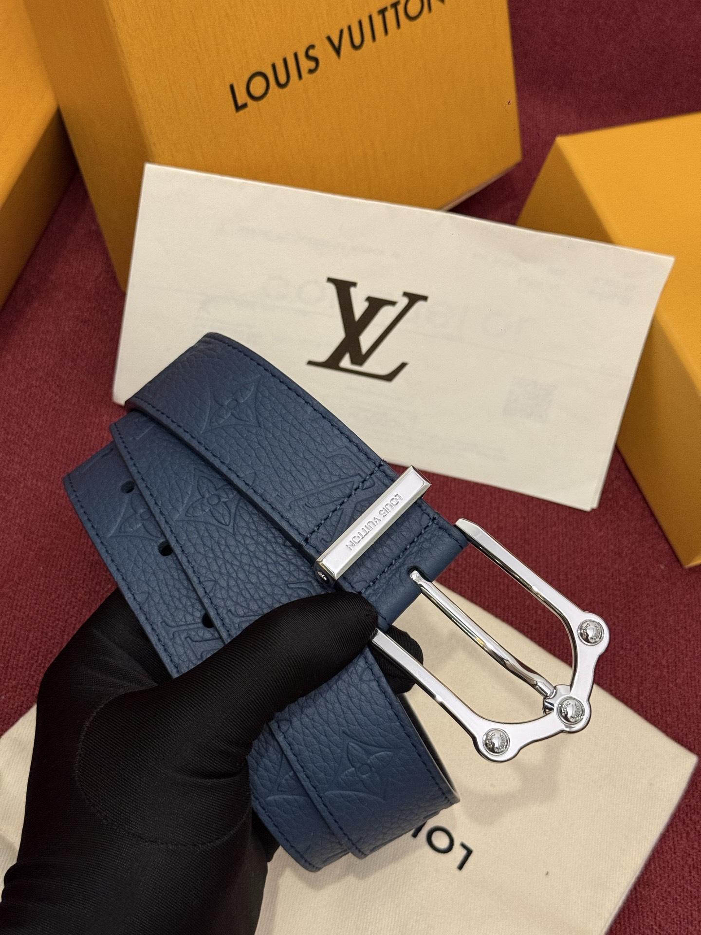 The Frog 3.5mm Reversible Belt in Crocodile是一款优雅且富有感
