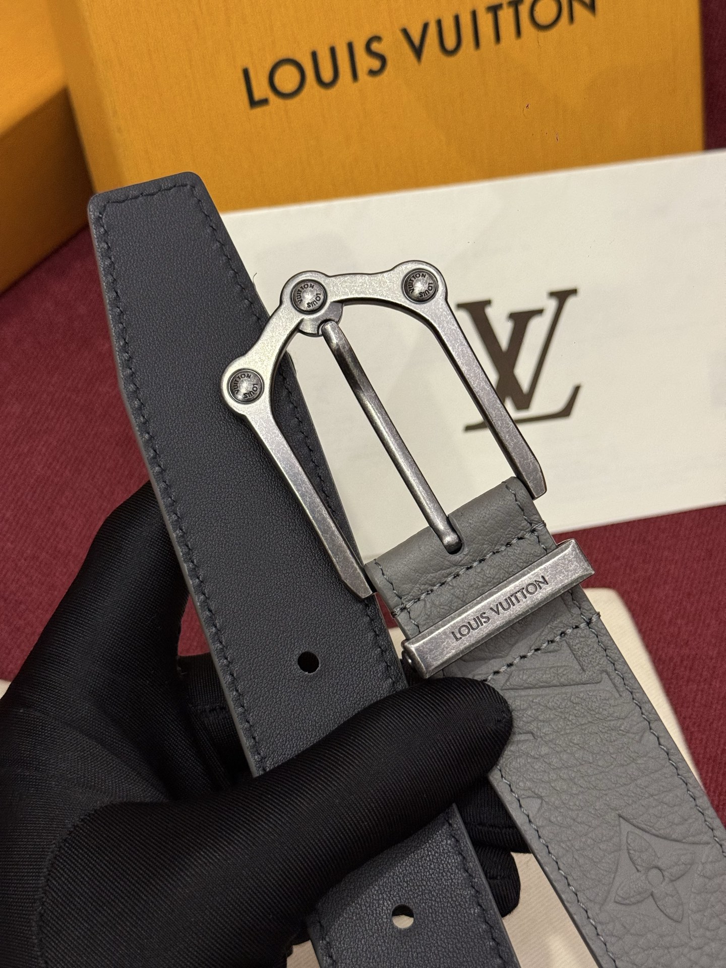 The Frog 3.5mm Reversible Belt in Crocodile是一款优雅且富有感