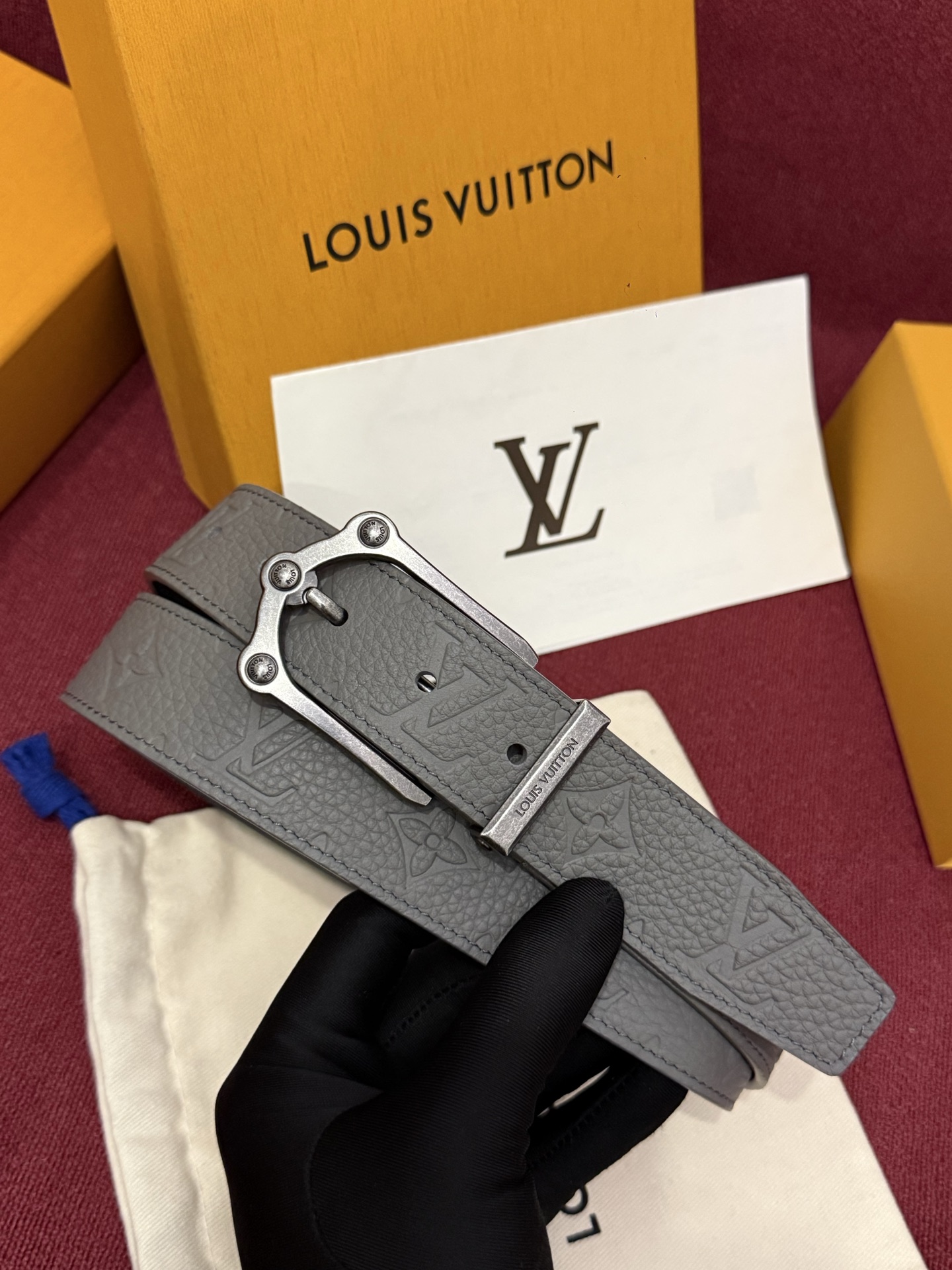 The Frog 3.5mm Reversible Belt in Crocodile是一款优雅且富有感