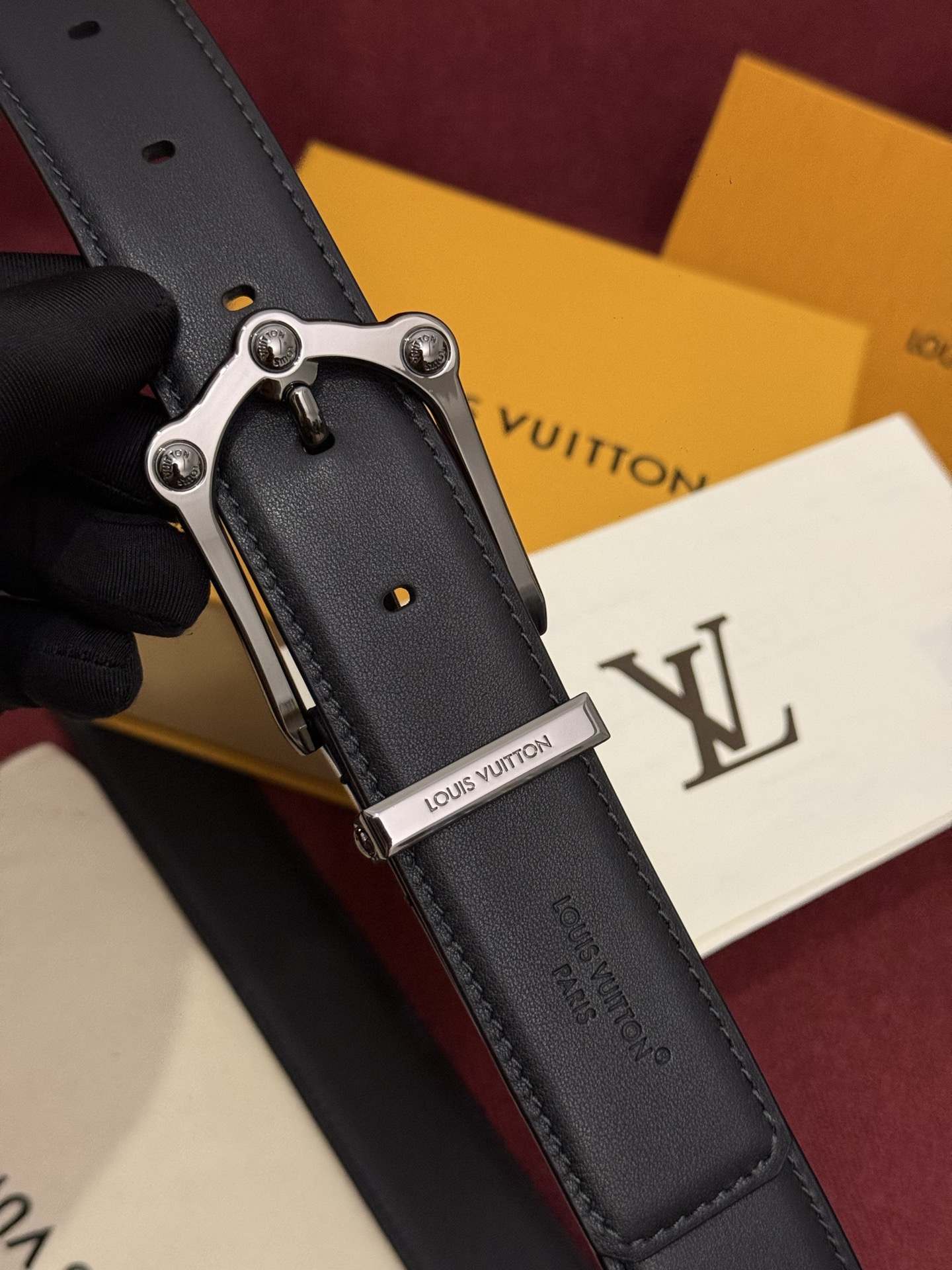 The Frog 3.5mm Reversible Belt in Crocodile是一款优雅且富有感