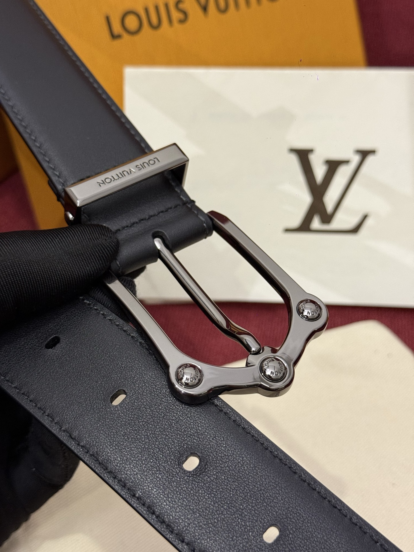 The Frog 3.5mm Reversible Belt in Crocodile是一款优雅且富有感