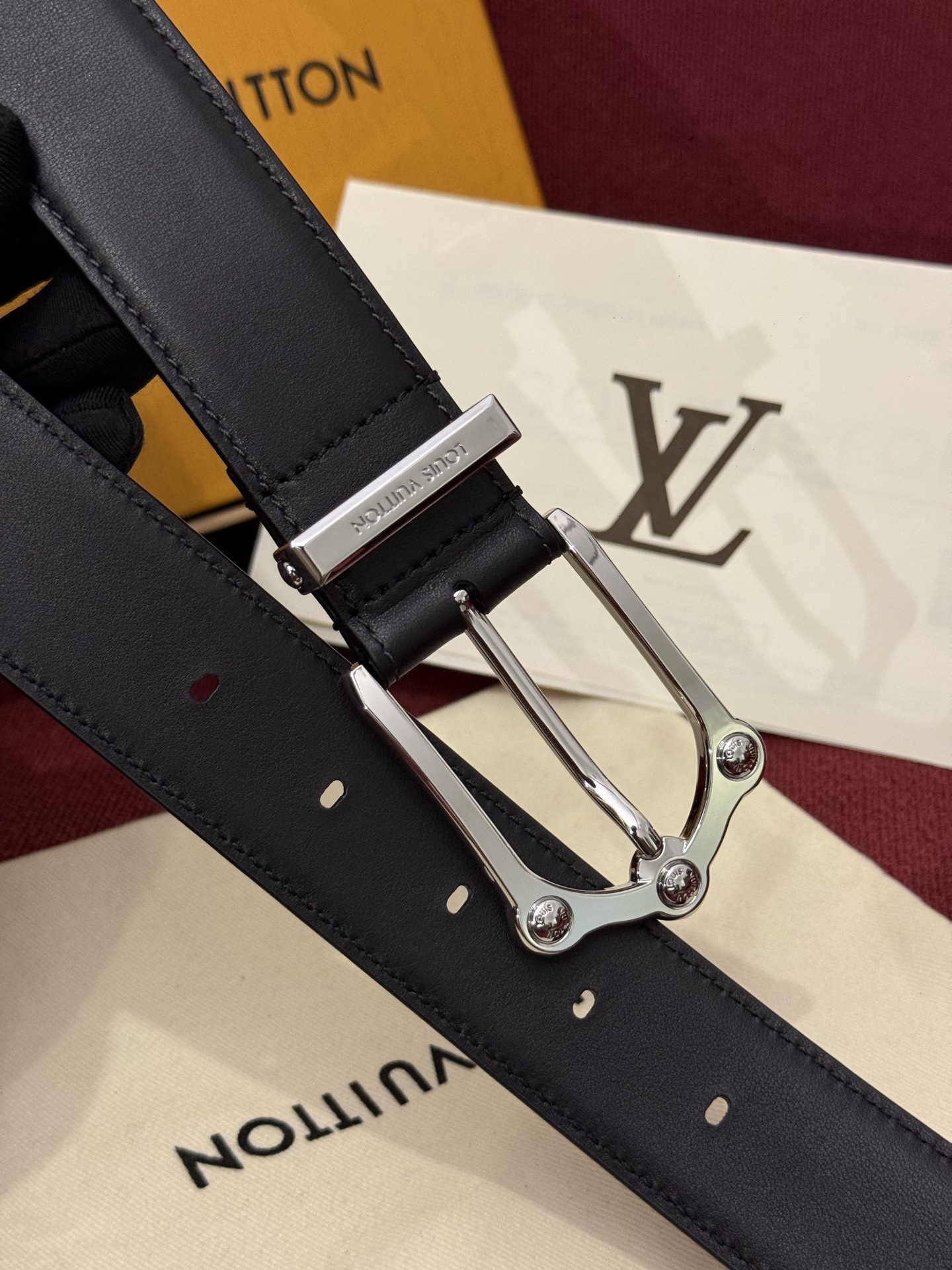 The Frog 3.5mm Reversible Belt in Crocodile是一款优雅且富有感