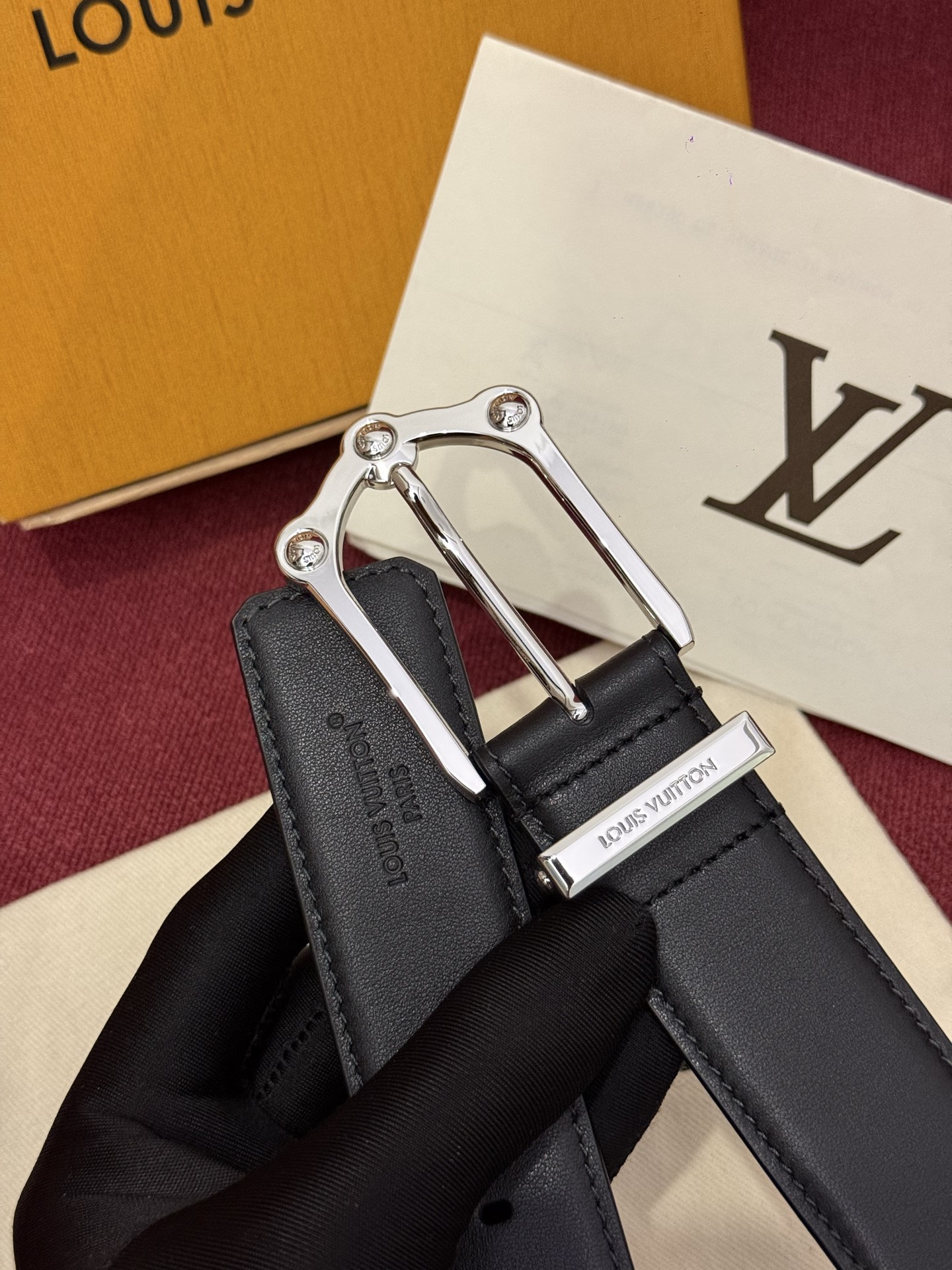 The Frog 3.5mm Reversible Belt in Crocodile是一款优雅且富有感