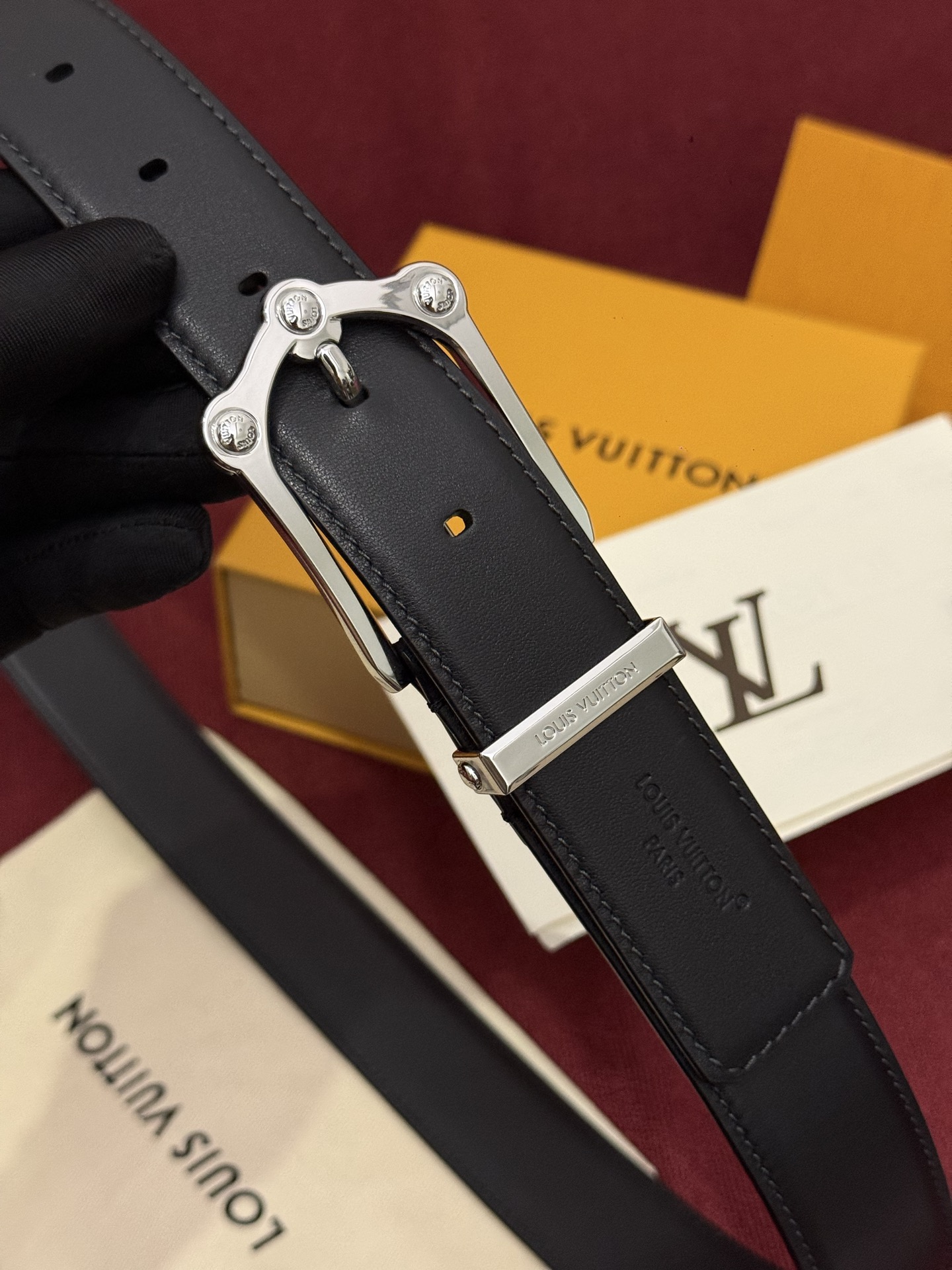 The Frog 3.5mm Reversible Belt in Crocodile是一款优雅且富有感