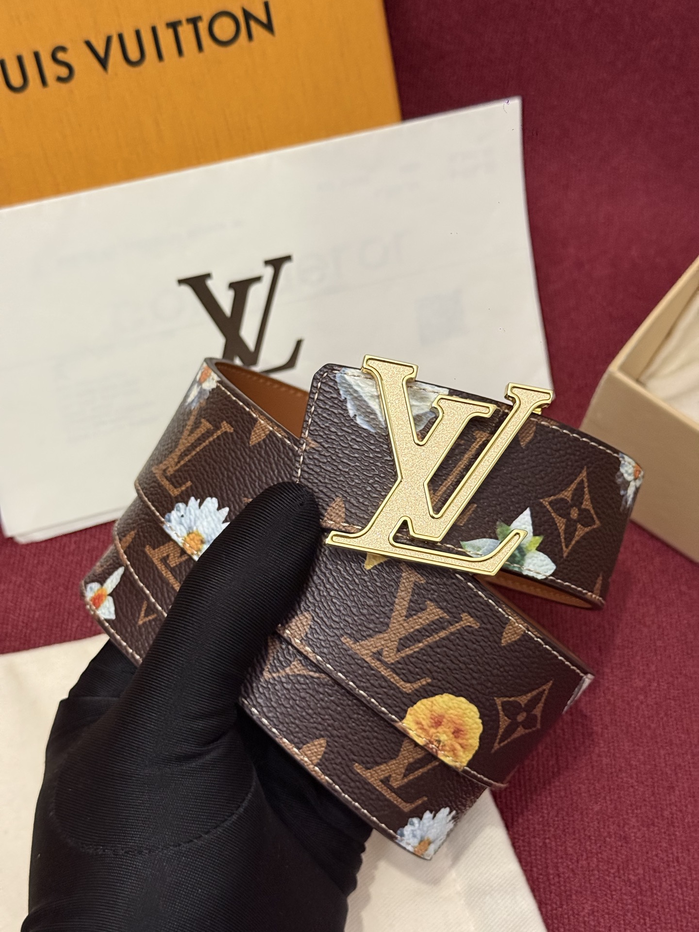 LV Initiales Monogram Flower 双面腰带以 Monogram 印花和撞色花卉焕
