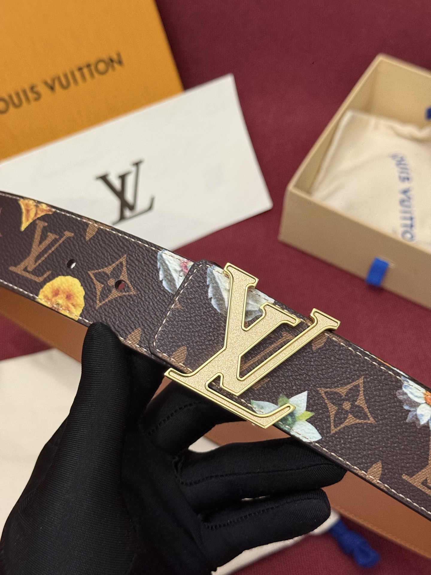 LV Initiales Monogram Flower 双面腰带以 Monogram 印花和撞色花卉焕