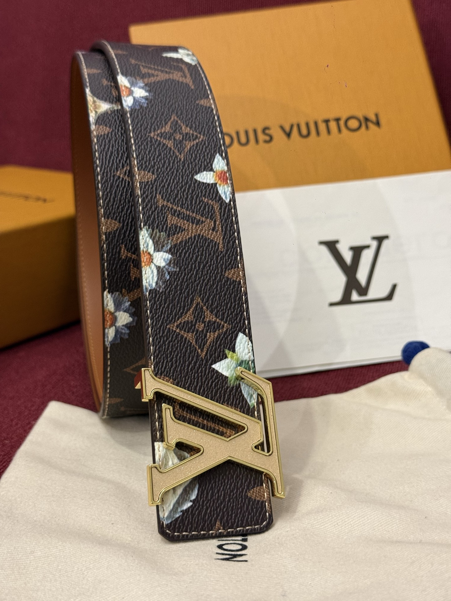 LV Initiales Monogram Flower 双面腰带以 Monogram 印花和撞色花卉焕