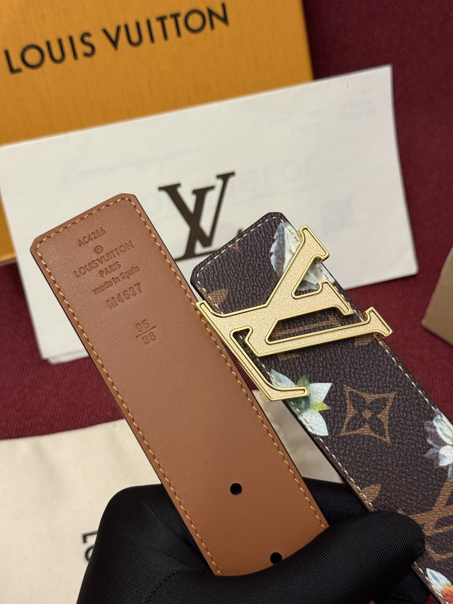 LV Initiales Monogram Flower 双面腰带以 Monogram 印花和撞色花卉焕