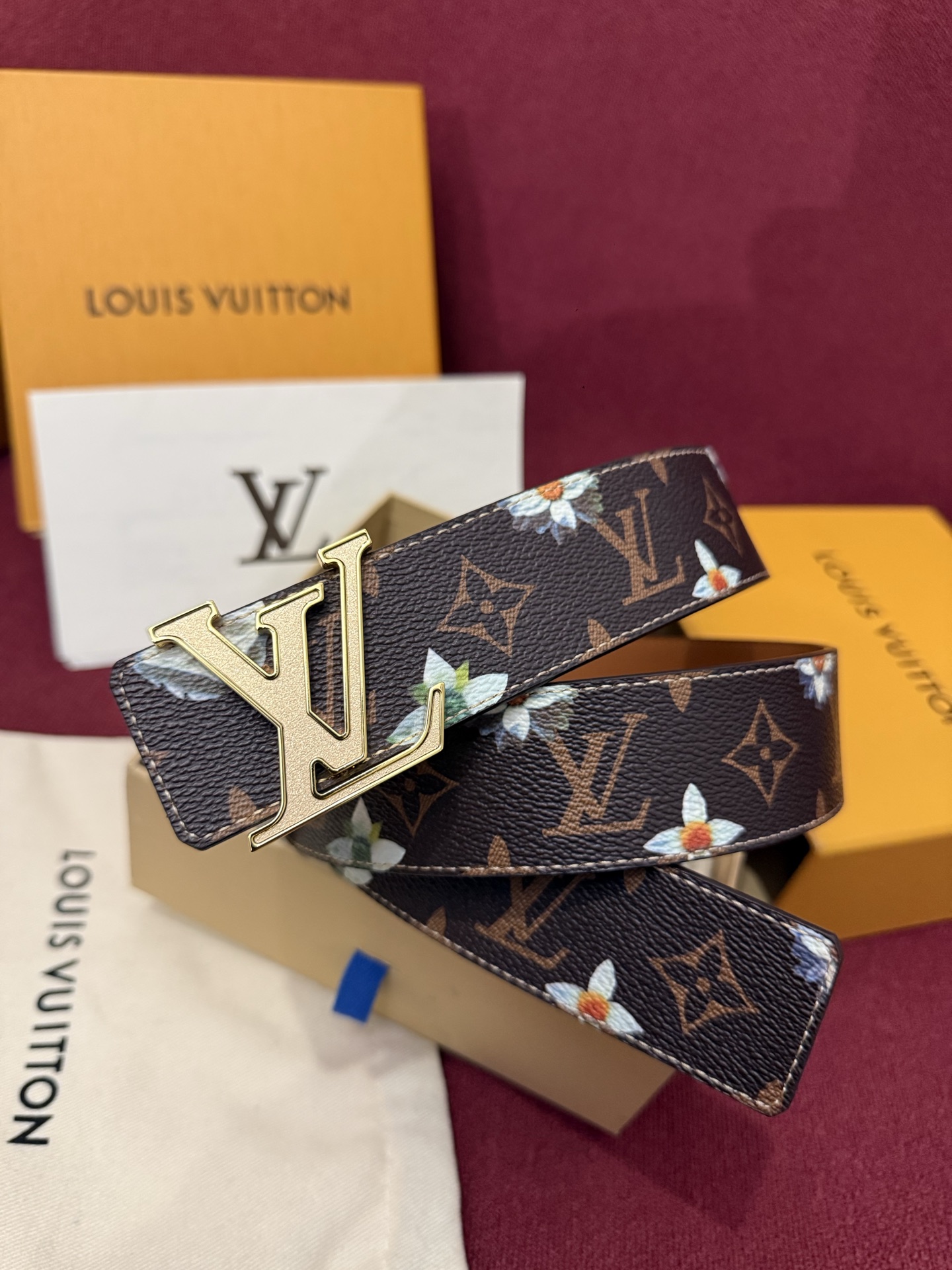 LV Initiales Monogram Flower 双面腰带以 Monogram 印花和撞色花卉焕
