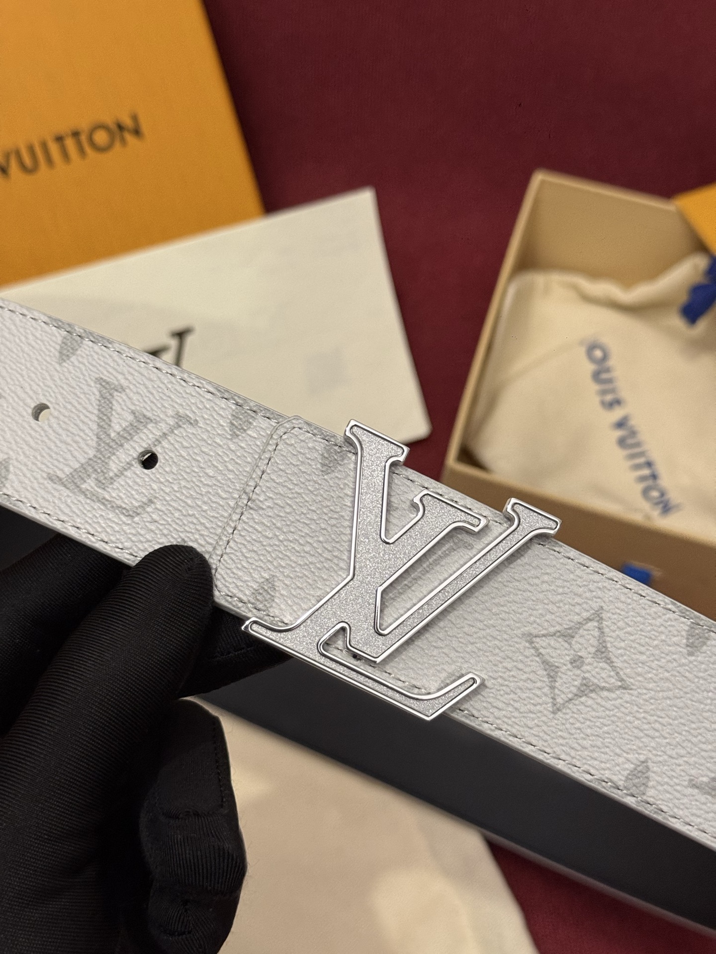 LV Initiales Monogram Flower 双面腰带以 Monogram 印花和撞色花卉焕