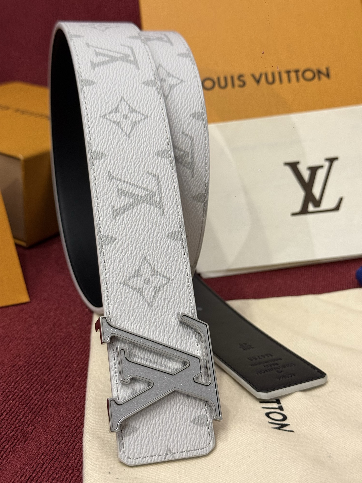 LV Initiales Monogram Flower 双面腰带以 Monogram 印花和撞色花卉焕