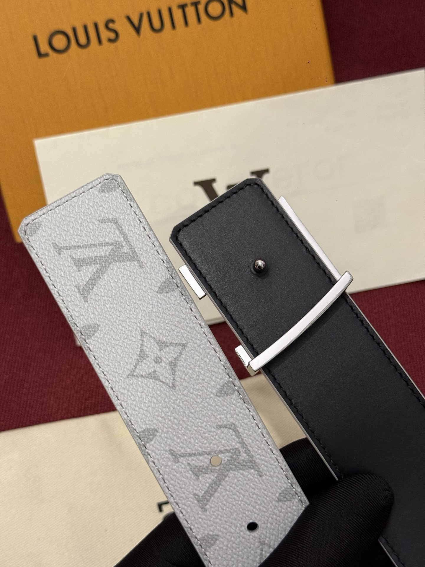 LV Initiales Monogram Flower 双面腰带以 Monogram 印花和撞色花卉焕