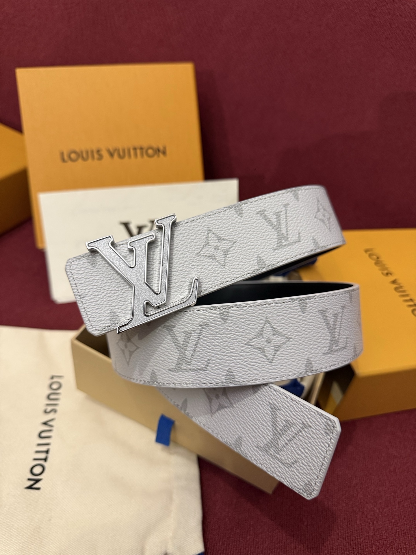 LV Initiales Monogram Flower 双面腰带以 Monogram 印花和撞色花卉焕