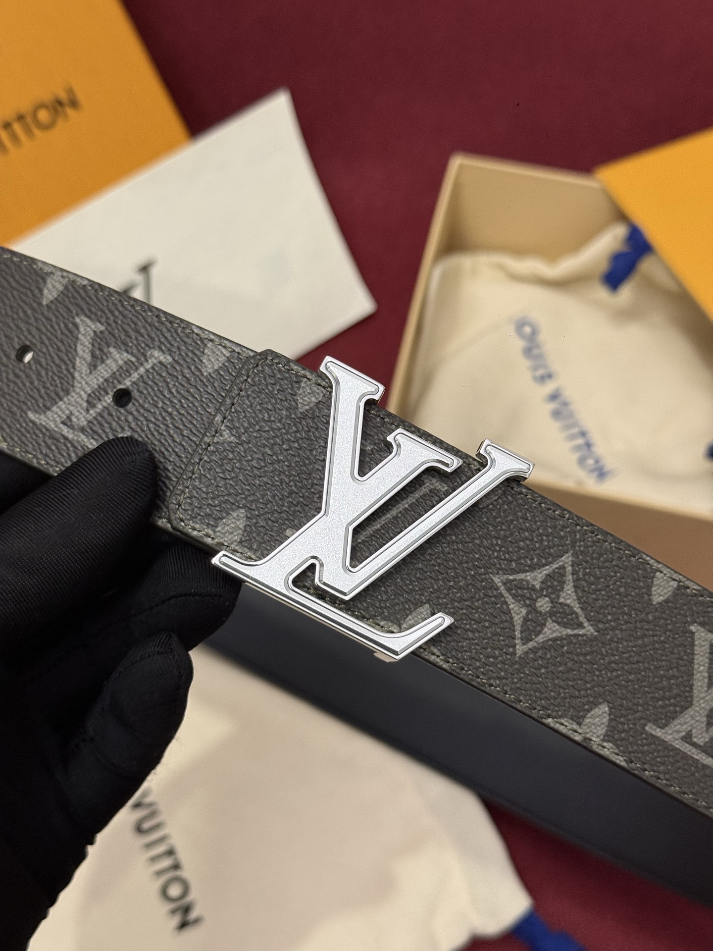 LV Initiales Monogram Flower 双面腰带以 Monogram 印花和撞色花卉焕