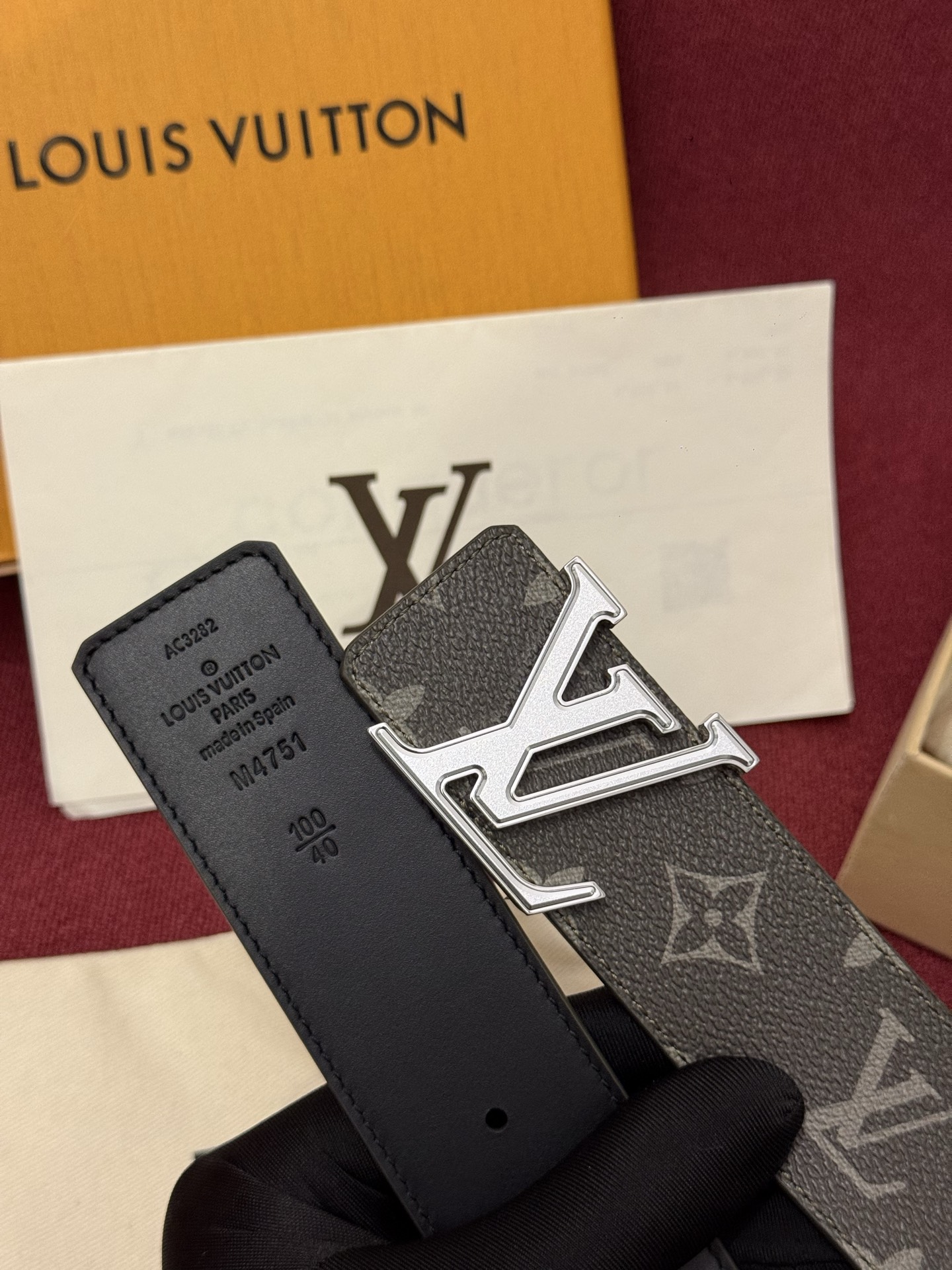 LV Initiales Monogram Flower 双面腰带以 Monogram 印花和撞色花卉焕