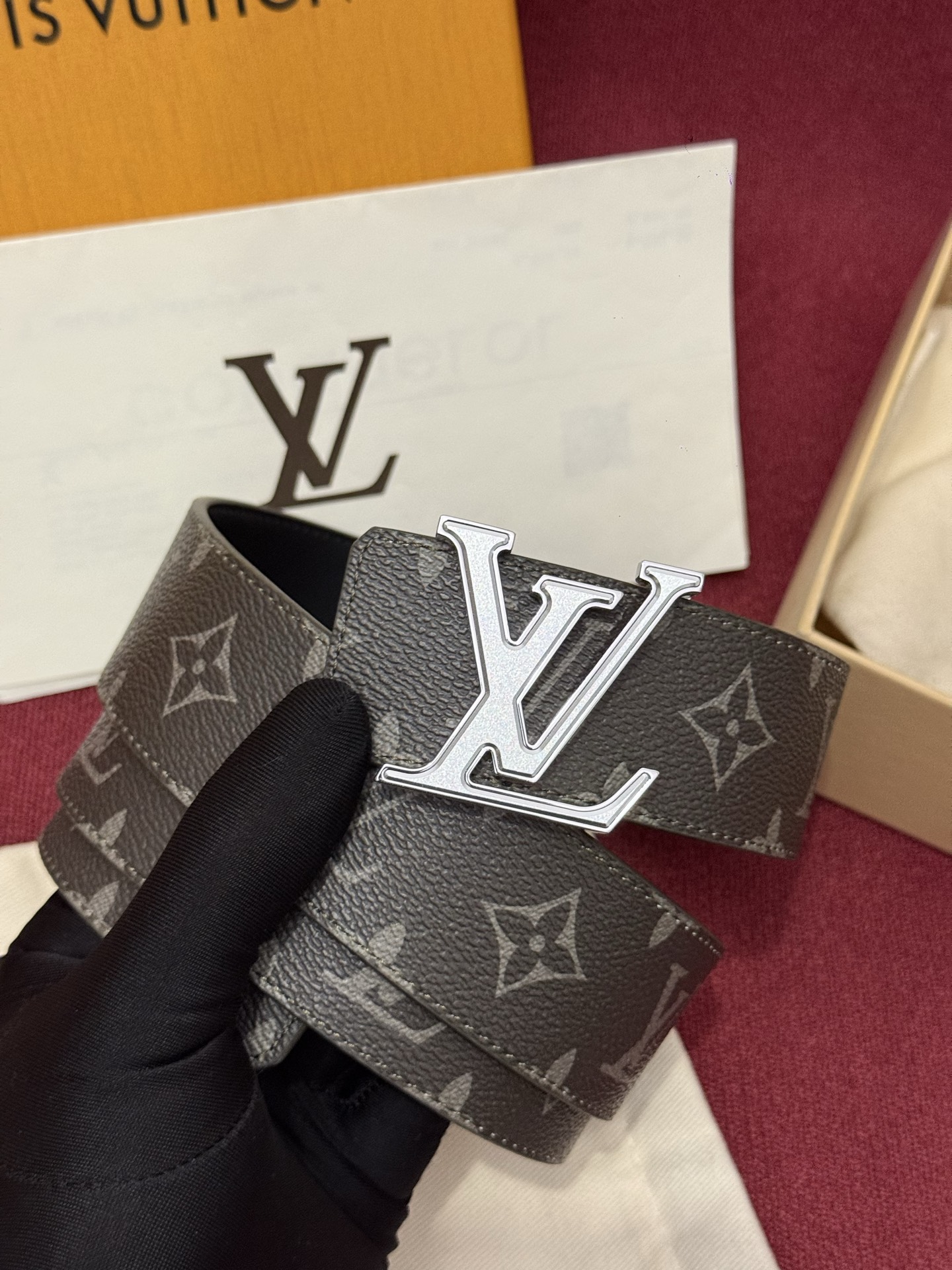 LV Initiales Monogram Flower 双面腰带以 Monogram 印花和撞色花卉焕
