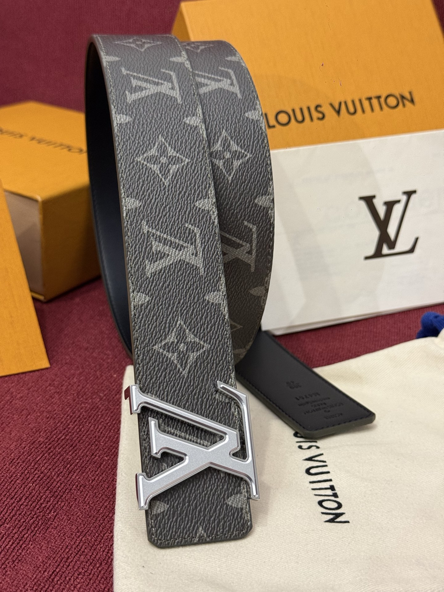 LV Initiales Monogram Flower 双面腰带以 Monogram 印花和撞色花卉焕
