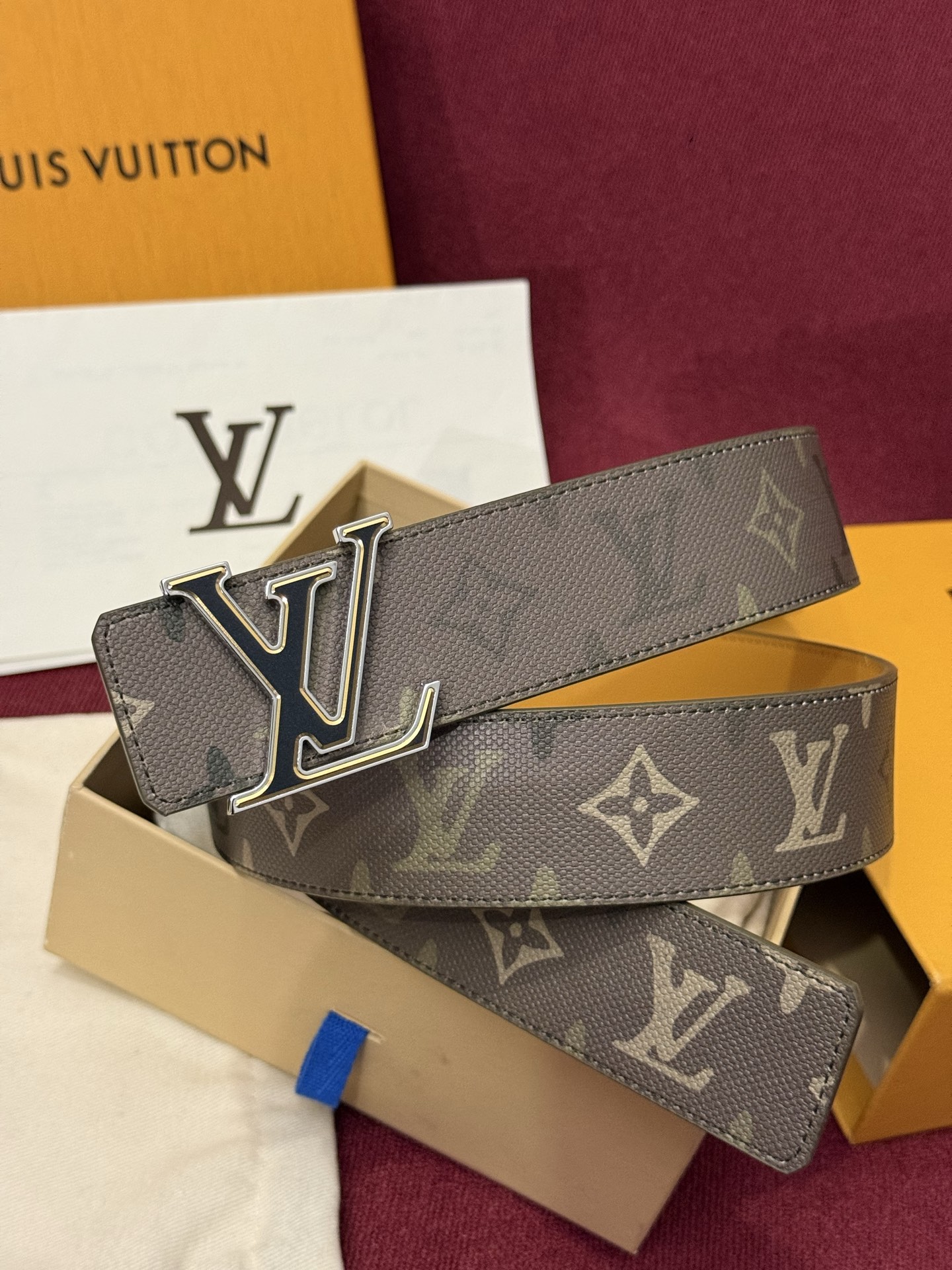 LV Initiales Monogram Flower 双面腰带以 Monogram 印花和撞色花卉焕