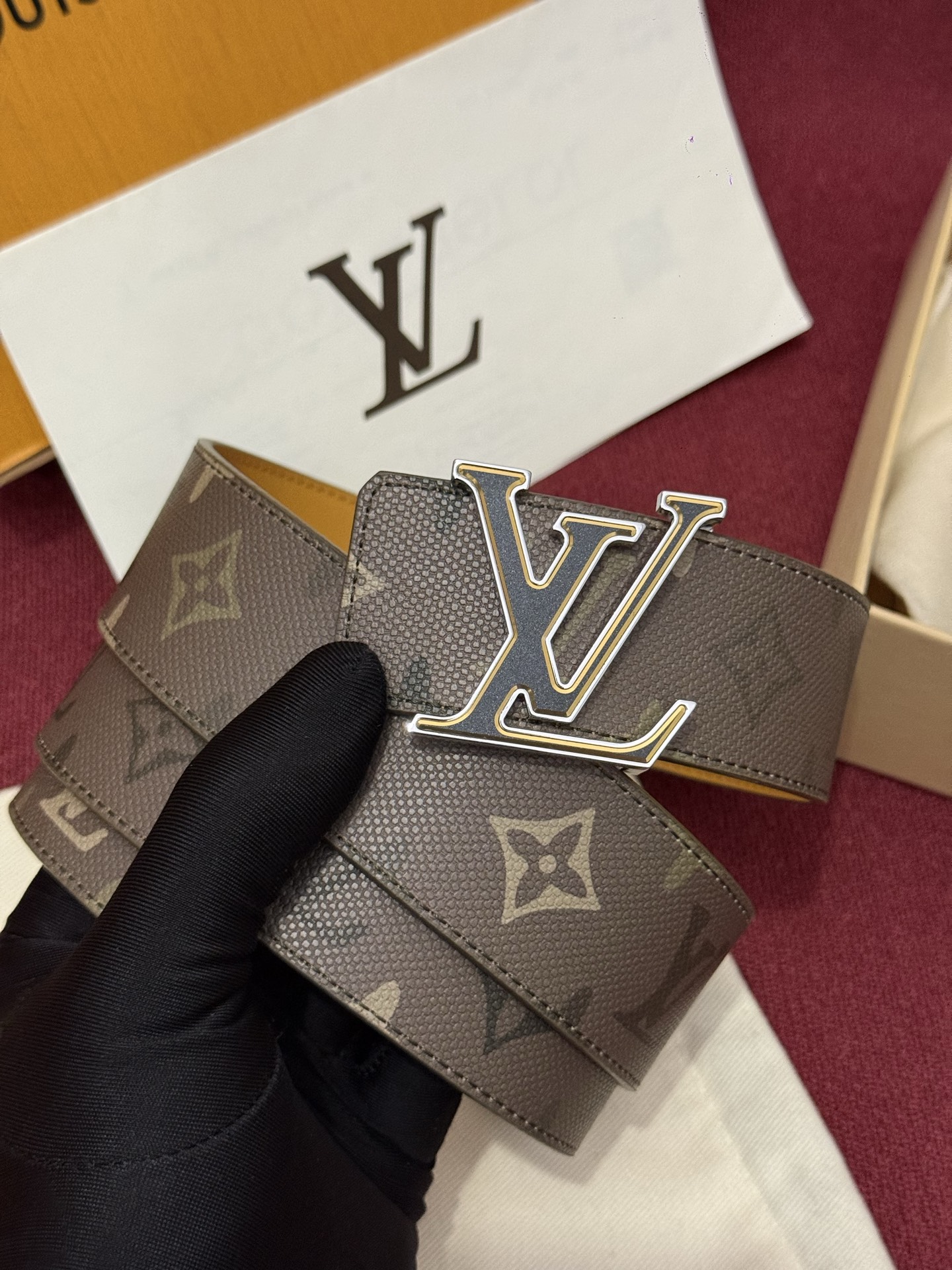 LV Initiales Monogram Flower 双面腰带以 Monogram 印花和撞色花卉焕