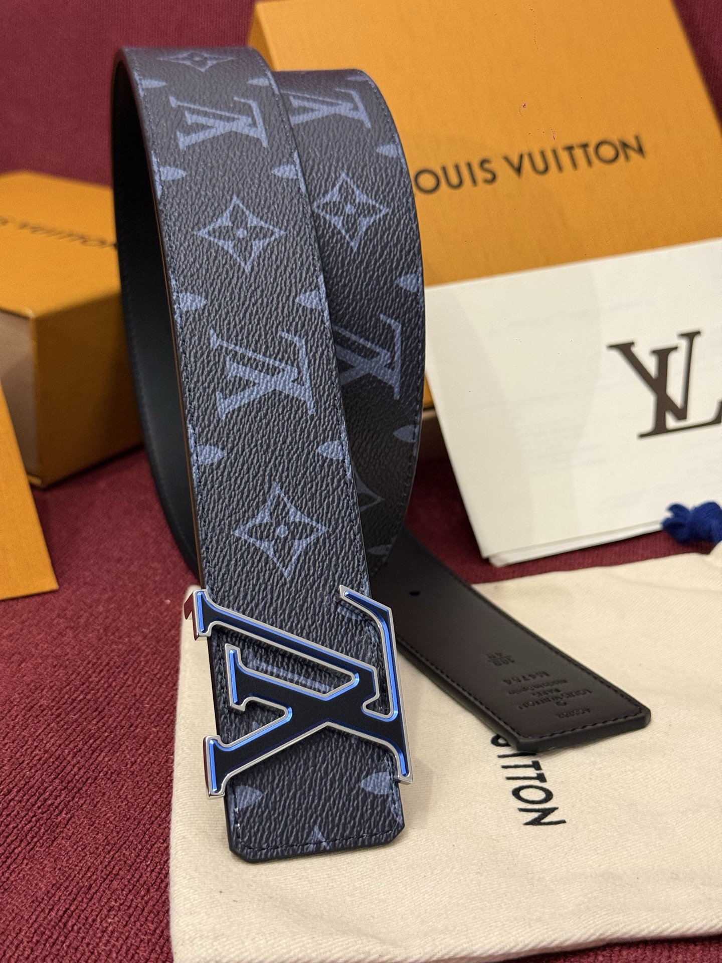 LV Initiales Monogram Flower 双面腰带以 Monogram 印花和撞色花卉焕