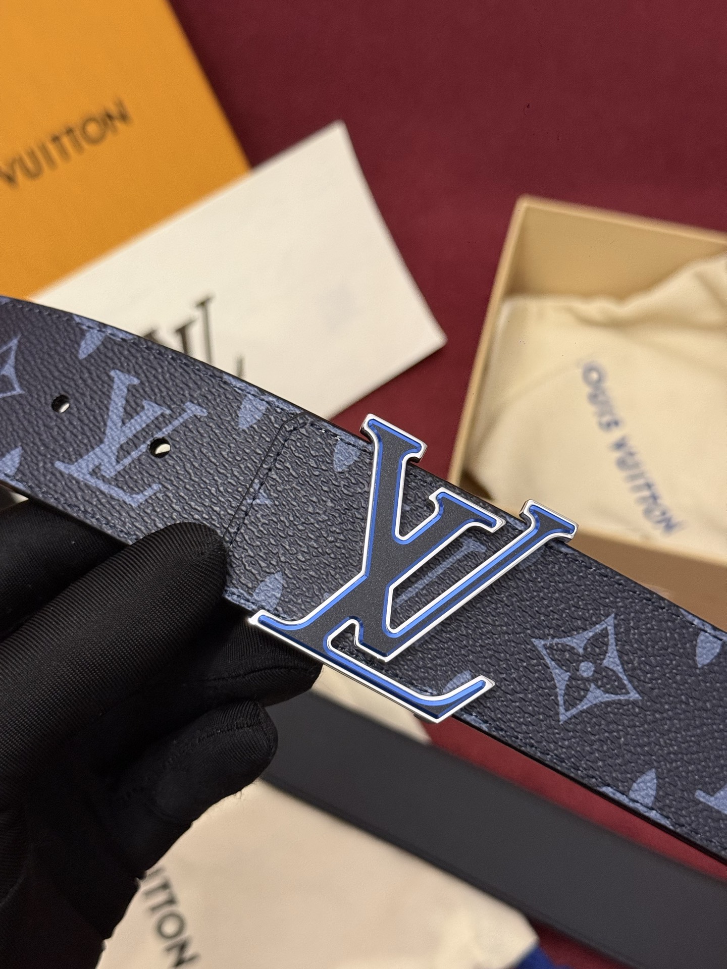 LV Initiales Monogram Flower 双面腰带以 Monogram 印花和撞色花卉焕